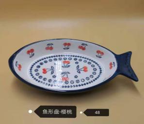 鱼盘    陶瓷鱼形盘白底实物图