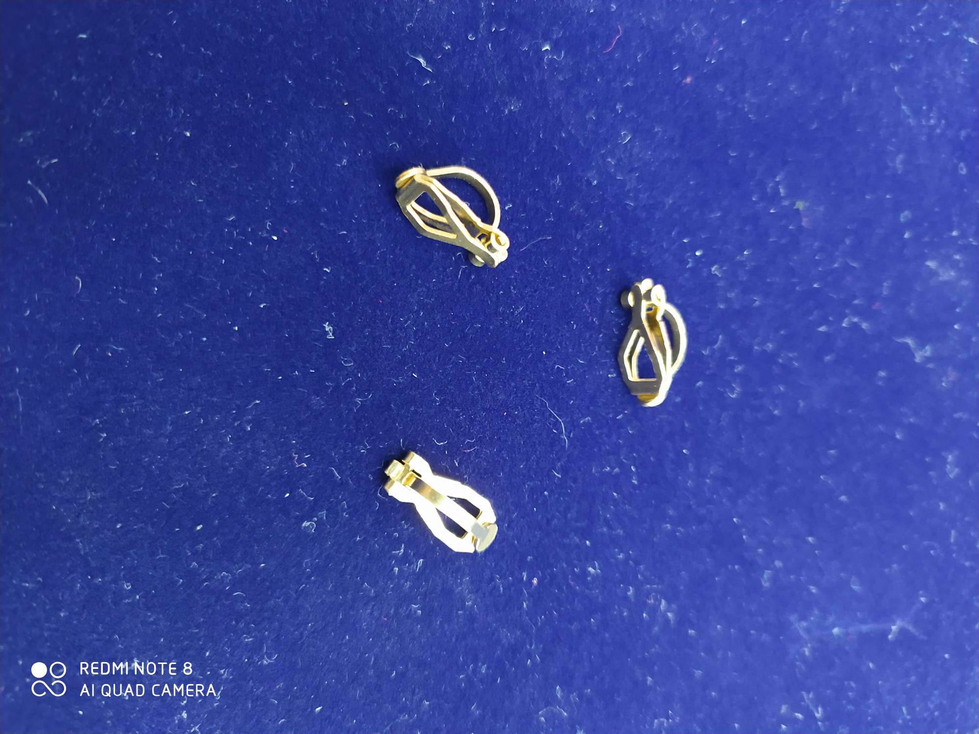 Triangular ear clip