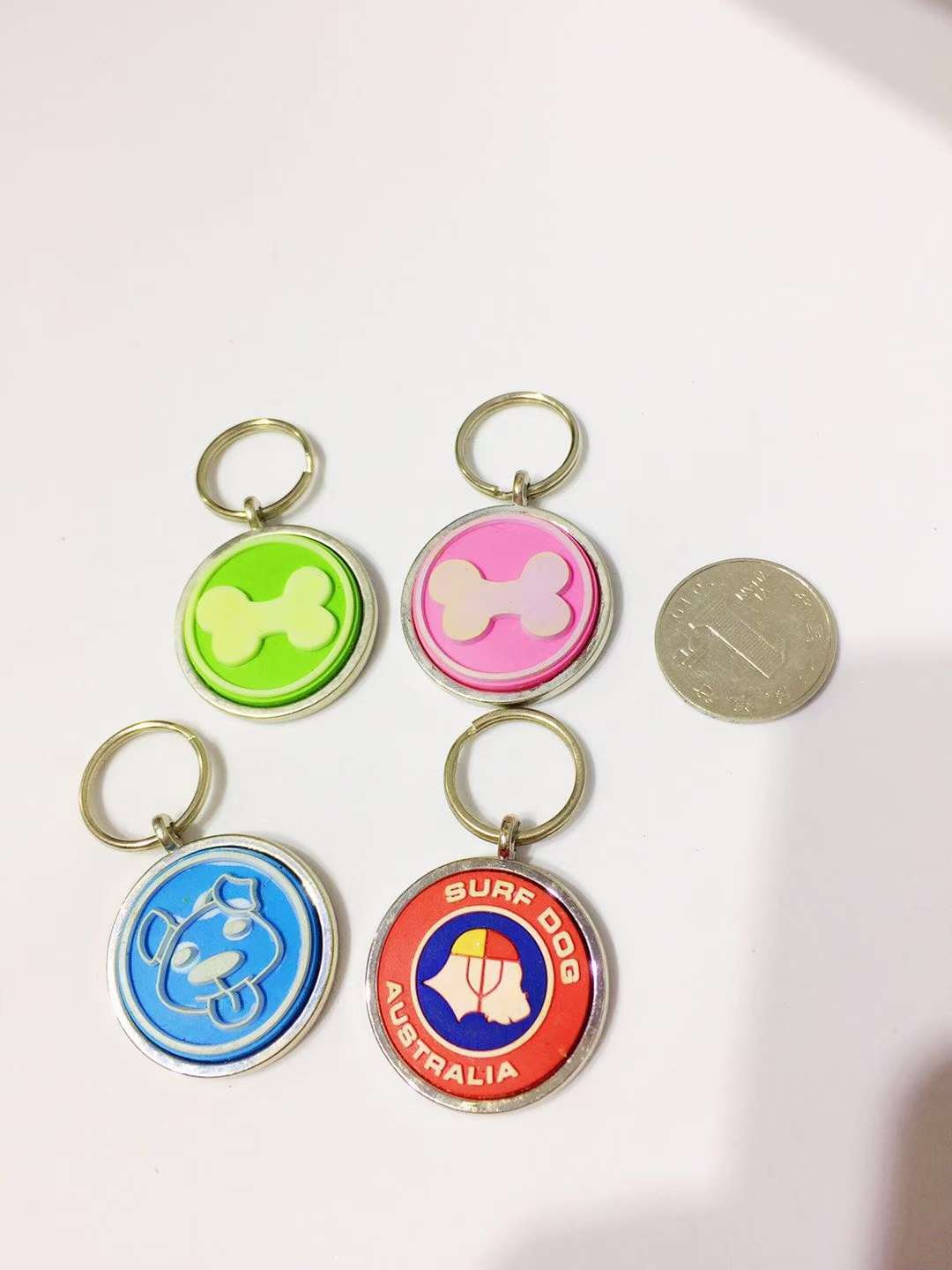 🎉外贸宠物刻牌，姓名牌
🎉正面PVC材质，反面不锈钢
🎉大号直径3cm左右，小号2cm左右
🎉原价3-5元，现价详情图6