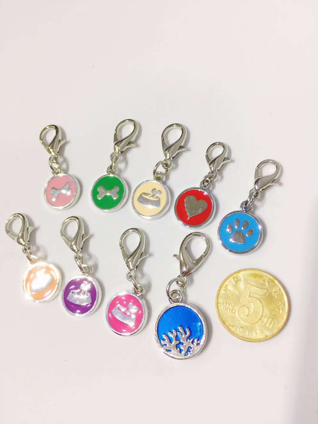 🎉外贸宠物刻牌，姓名牌
🎉正面PVC材质，反面不锈钢
🎉大号直径3cm左右，小号2cm左右
🎉原价3-5元，现价详情图7