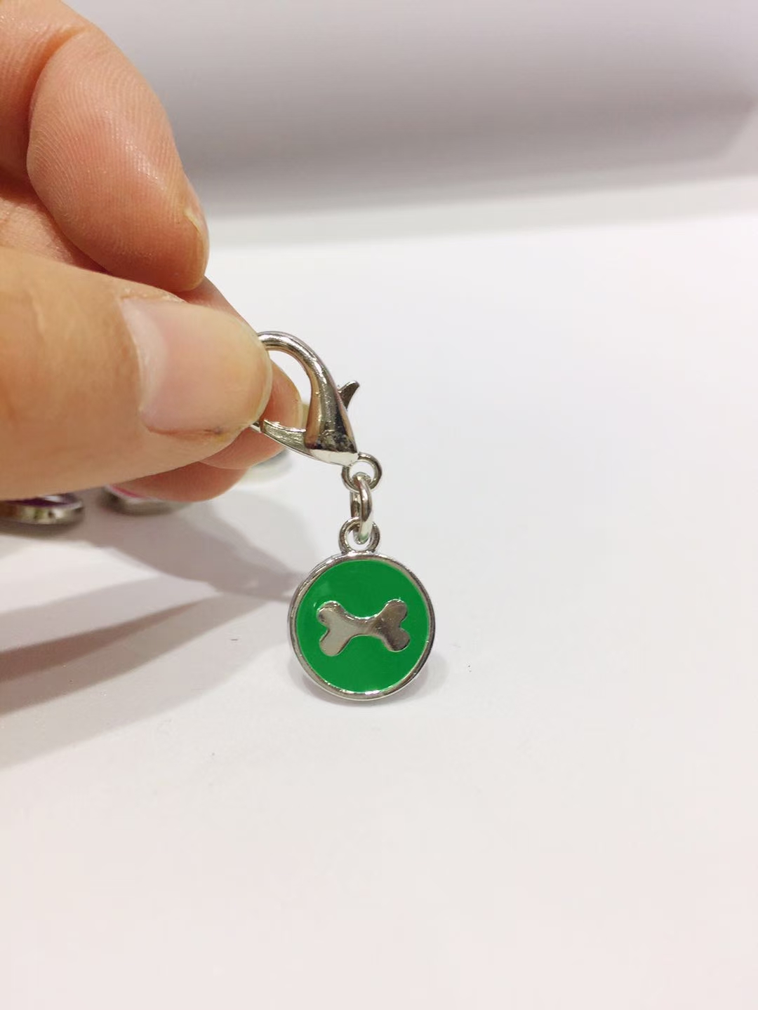 🎉外贸宠物刻牌，姓名牌
🎉正面PVC材质，反面不锈钢
🎉大号直径3cm左右，小号2cm左右
🎉原价3-5元，现价详情图9