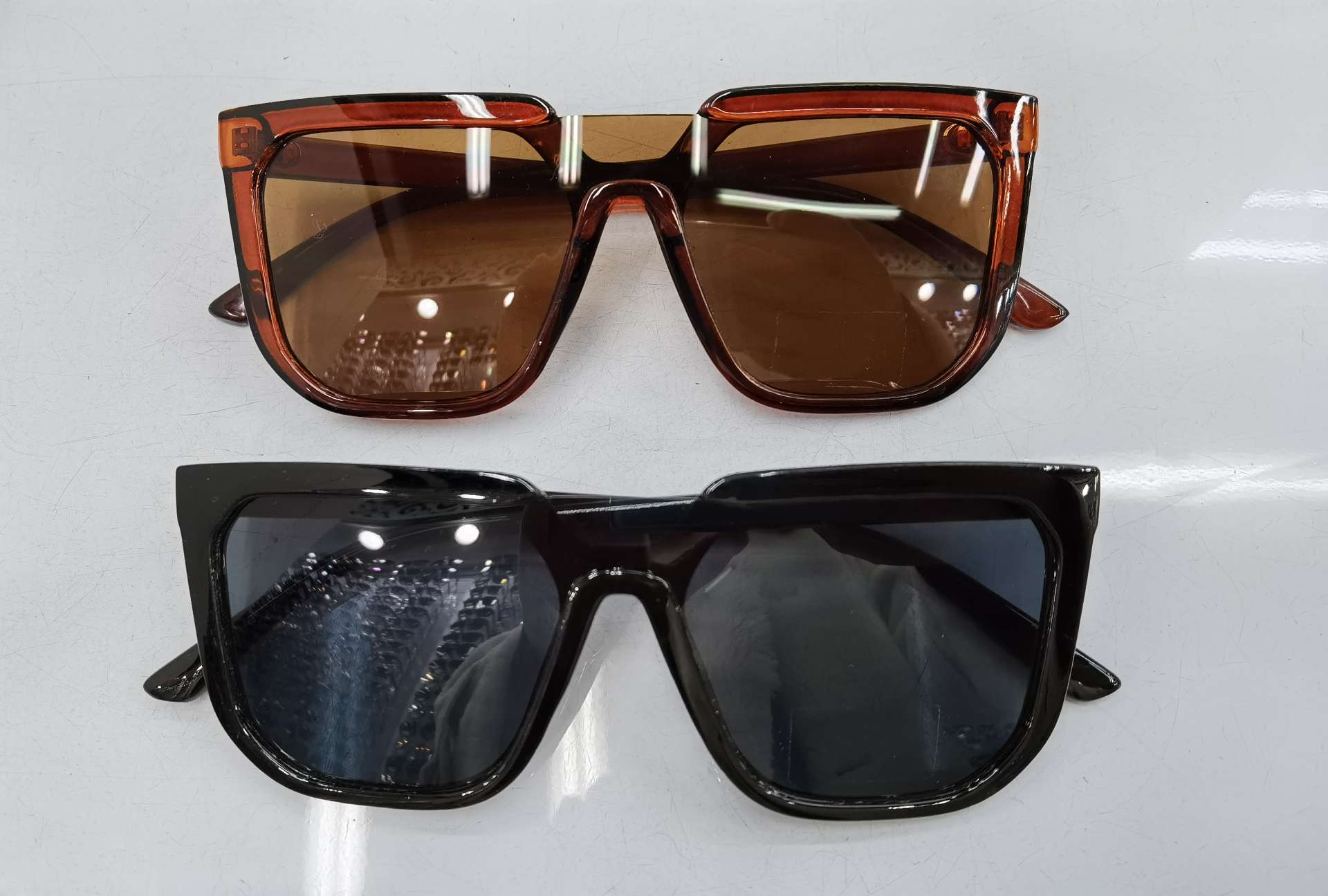 2020年新款现货600个，亮黑架全灰片和透明茶全茶片，一盒12付，两个颜色各6付混装。