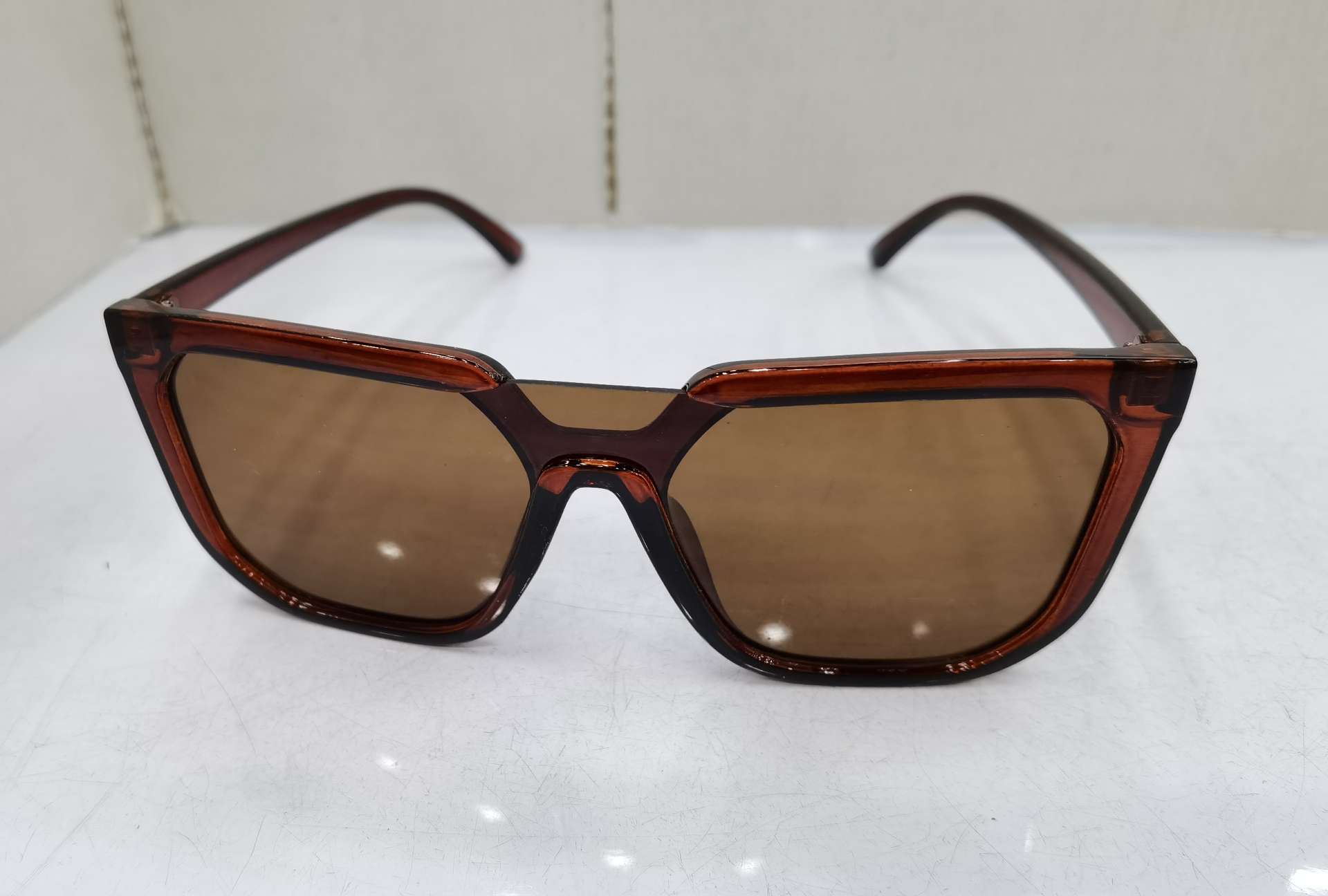 2020年新款现货600个，亮黑架全灰片和透明茶全茶片，一盒12付，两个颜色各6付混装。产品图