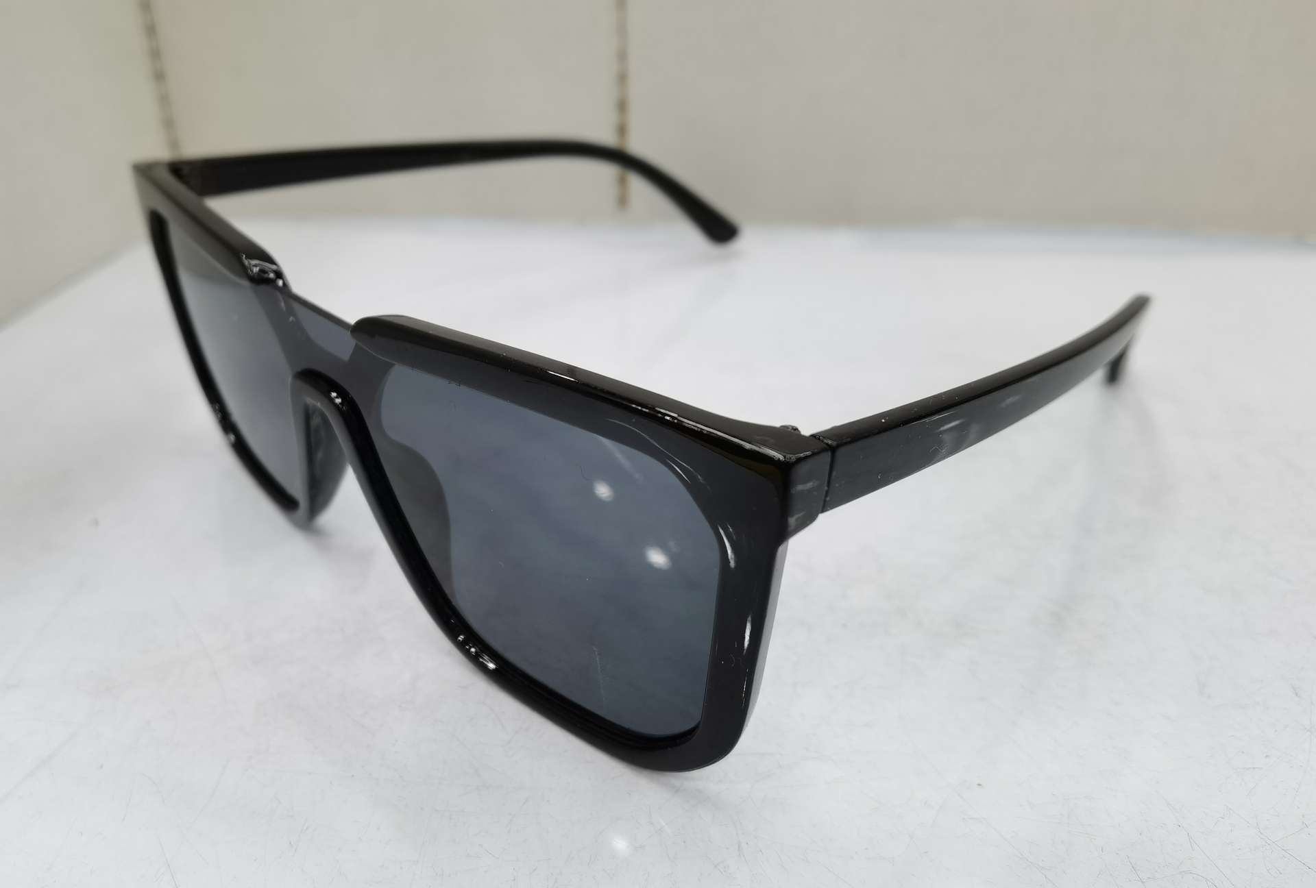 2020年新款现货600个，亮黑架全灰片和透明茶全茶片，一盒12付，两个颜色各6付混装。详情图2