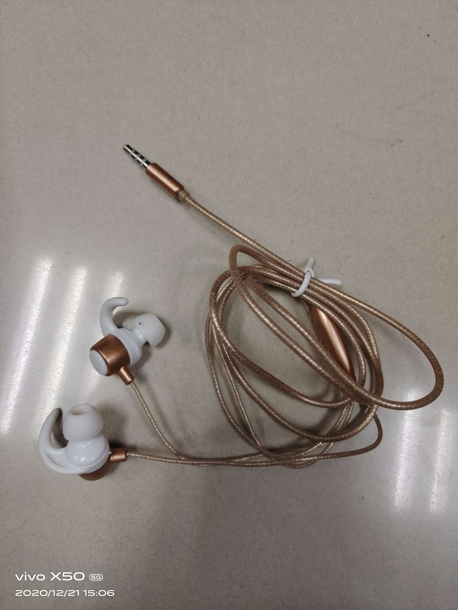 Sporty mobile phone headphones detail image 2