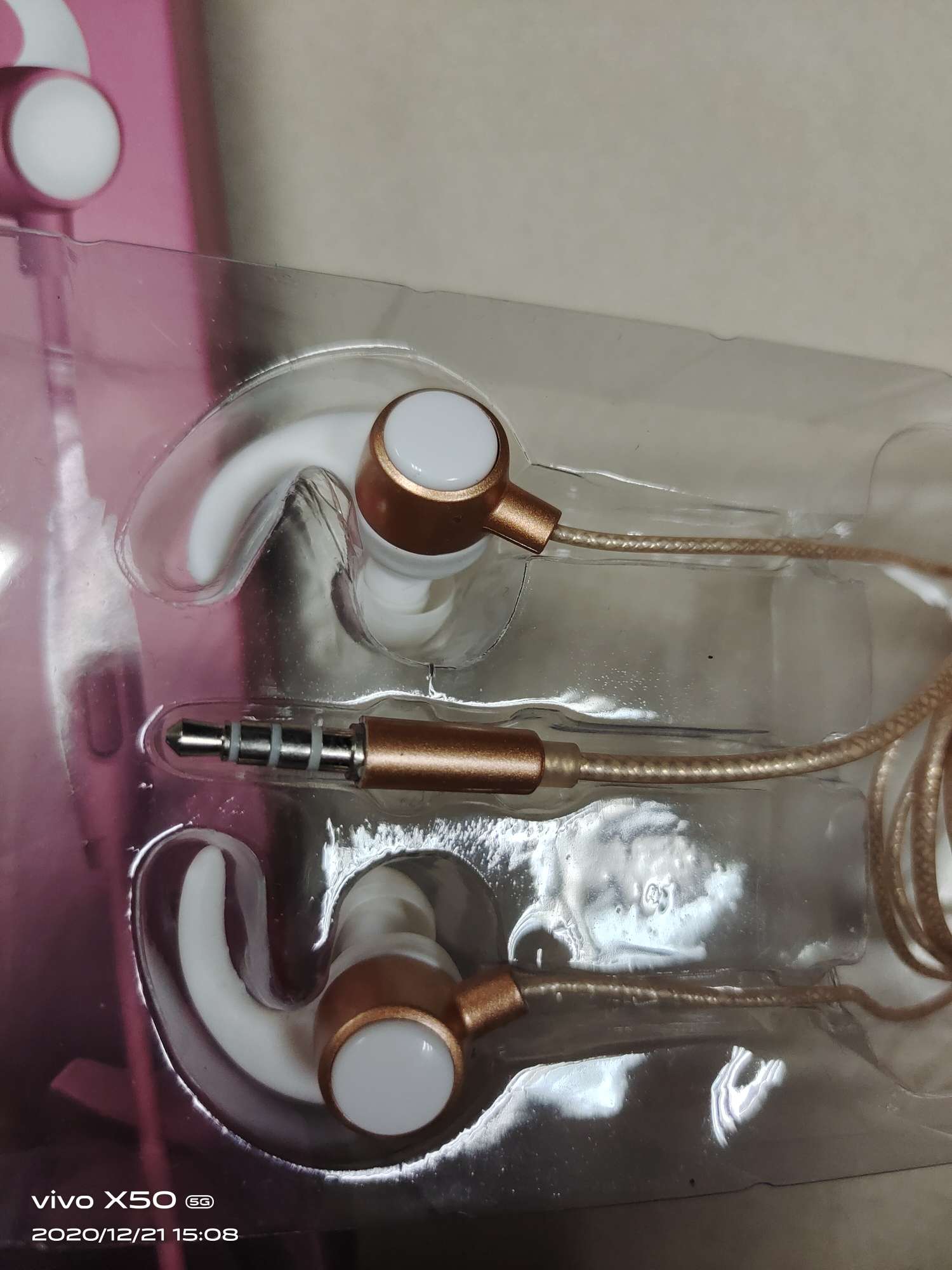 Sporty mobile phone headphones detail image 4