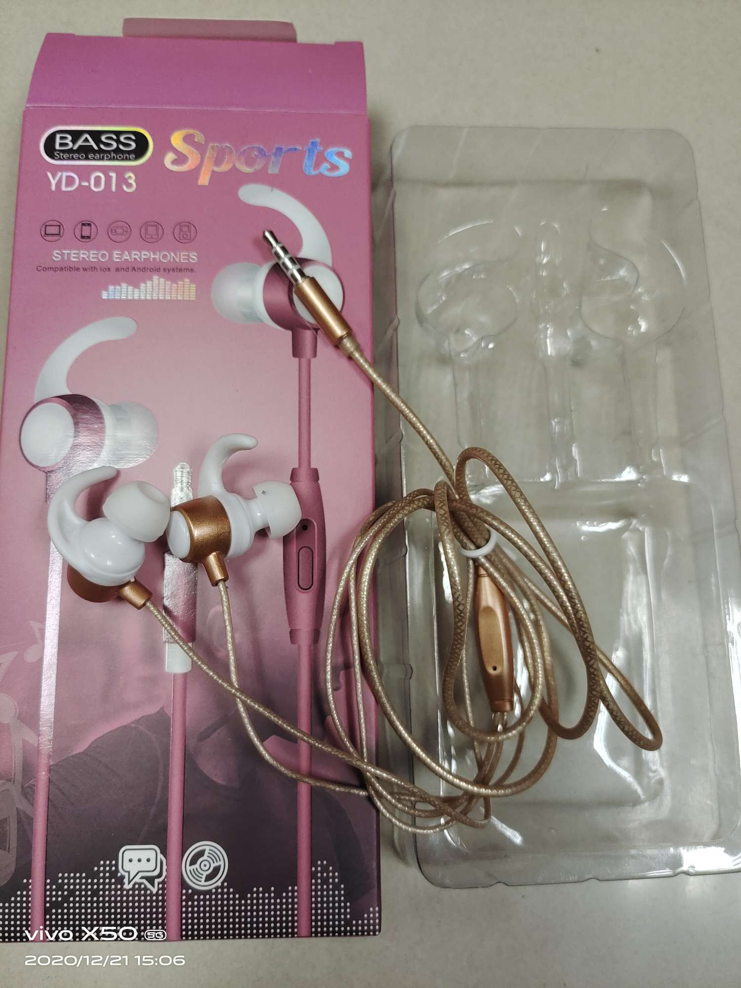 Sporty mobile phone headphones detail image 1