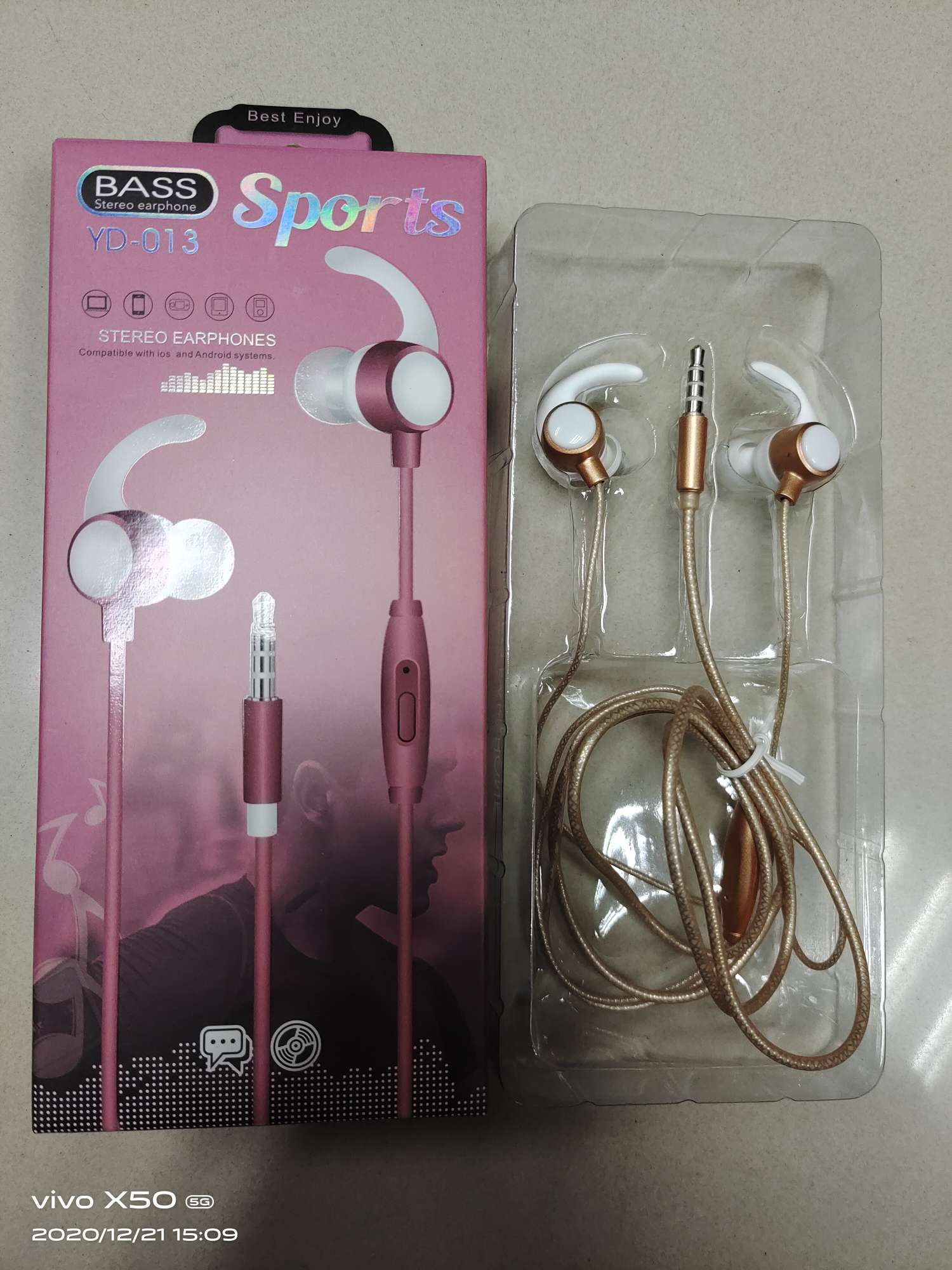 Sporty mobile phone headphones details Picture