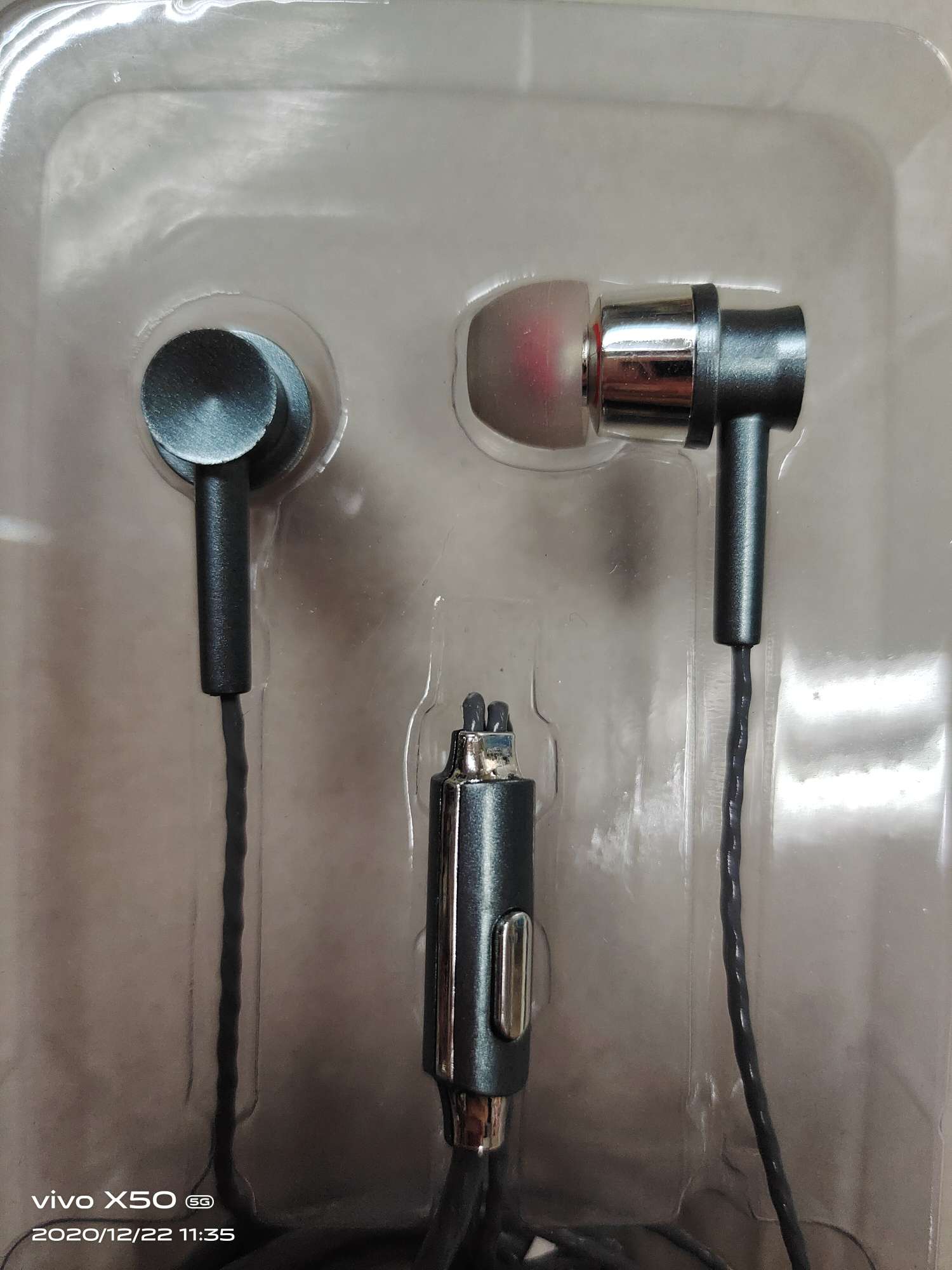 手机耳机白底实物图