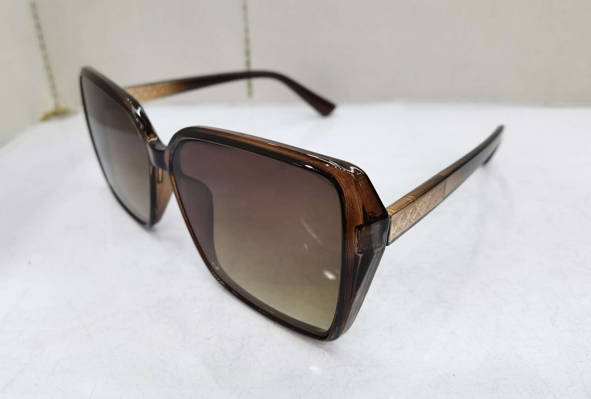 YS 6004 model needs to be ordered for customization. 2020 new style hinged foot fashionable men's and women's trendy sunglasses, UV protection sunglasses, bright black, double gray, transparent tea, double tea, transparent pink, transparent gray, transparent purple can be mixed Item Picture