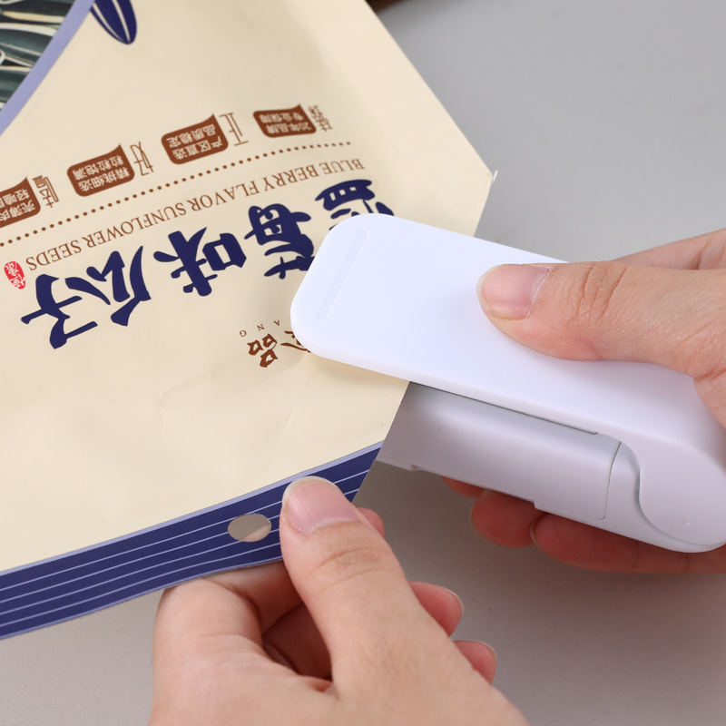 The small household mini snack sealing machine is used in conjunction with the pressure vacuum plastic bag heat sealing machine for sealing undefined
