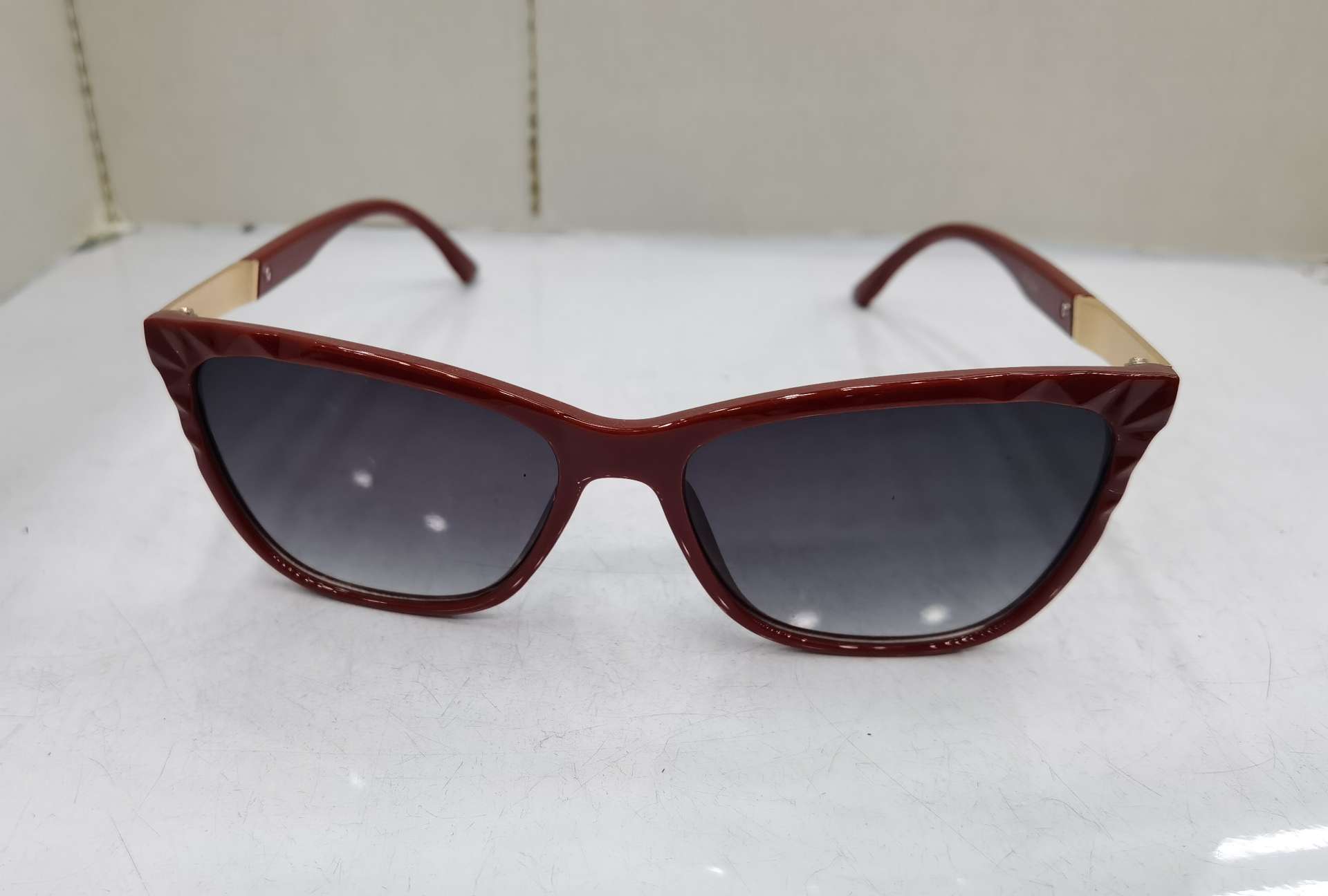 For the YS E04 model, you need to place an order to customize the 2020 new hinge foot fashionable men's and women's trendy UV-resistant sunglasses. The price is as follows: bright black double gray, bright real red double gray, sand real powder double gray, sand real blue double gray, with a real film coating and an additional 1.0 yuan Specification image