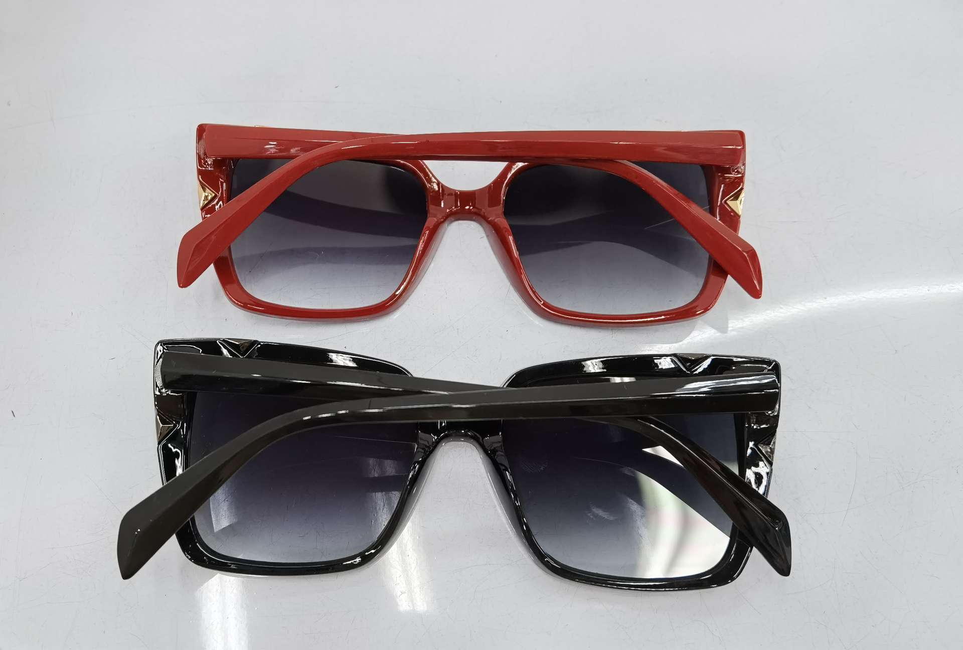 For the YS E12 model, you need to place an order to customize the 2020 new hinge foot fashionable men's and women's trendy UV-resistant sunglasses. The price is as follows: bright black double gray, bright real red double gray, sand real powder double gray, sand real blue double gray, with a real film coating and an additional 1.0 yuan detail image 6