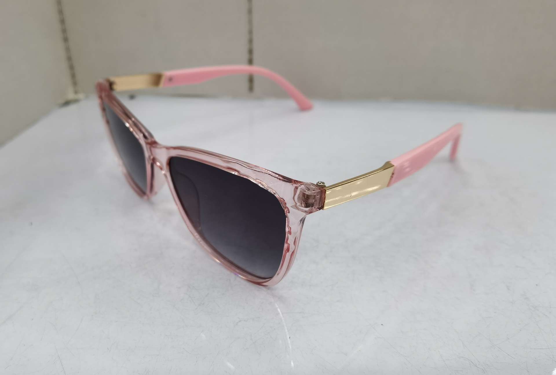 For the YS E04 model, you need to place an order to customize the 2020 new hinge foot fashionable men's and women's trendy UV-resistant sunglasses. The price is as follows: bright black double gray, bright real red double gray, sand real powder double gray, sand real blue double gray, with a real film coating and an additional 1.0 yuan detail image 1