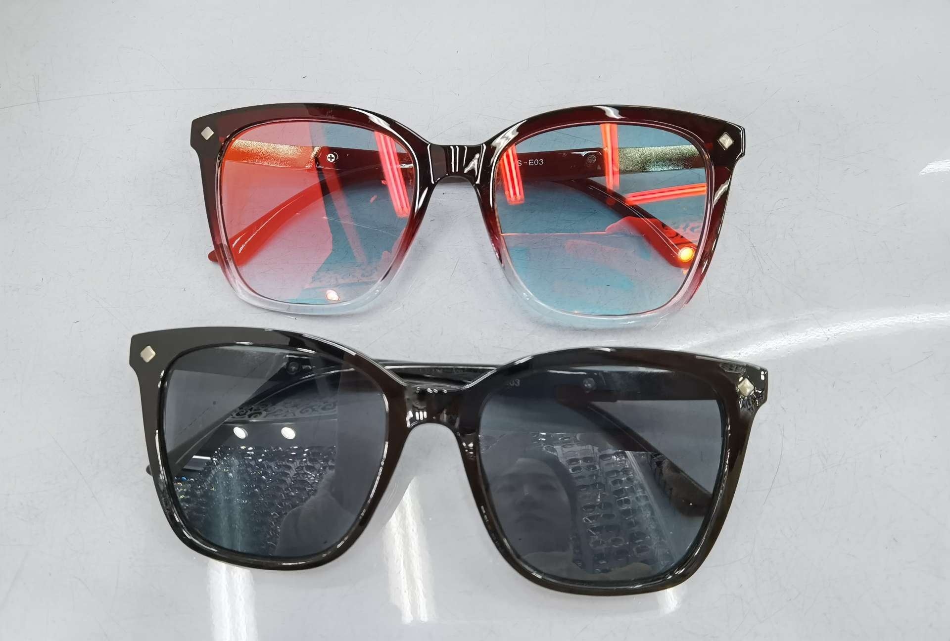 For the YS E03 model, you need to place an order to customize the 2020 new hinge foot fashionable men's and women's trendy UV-resistant sunglasses. The price is as follows: bright black double gray, bright real red double gray, sand real powder double gray, sand real blue double gray, with a real film coating plus 1.0 yuan details Picture