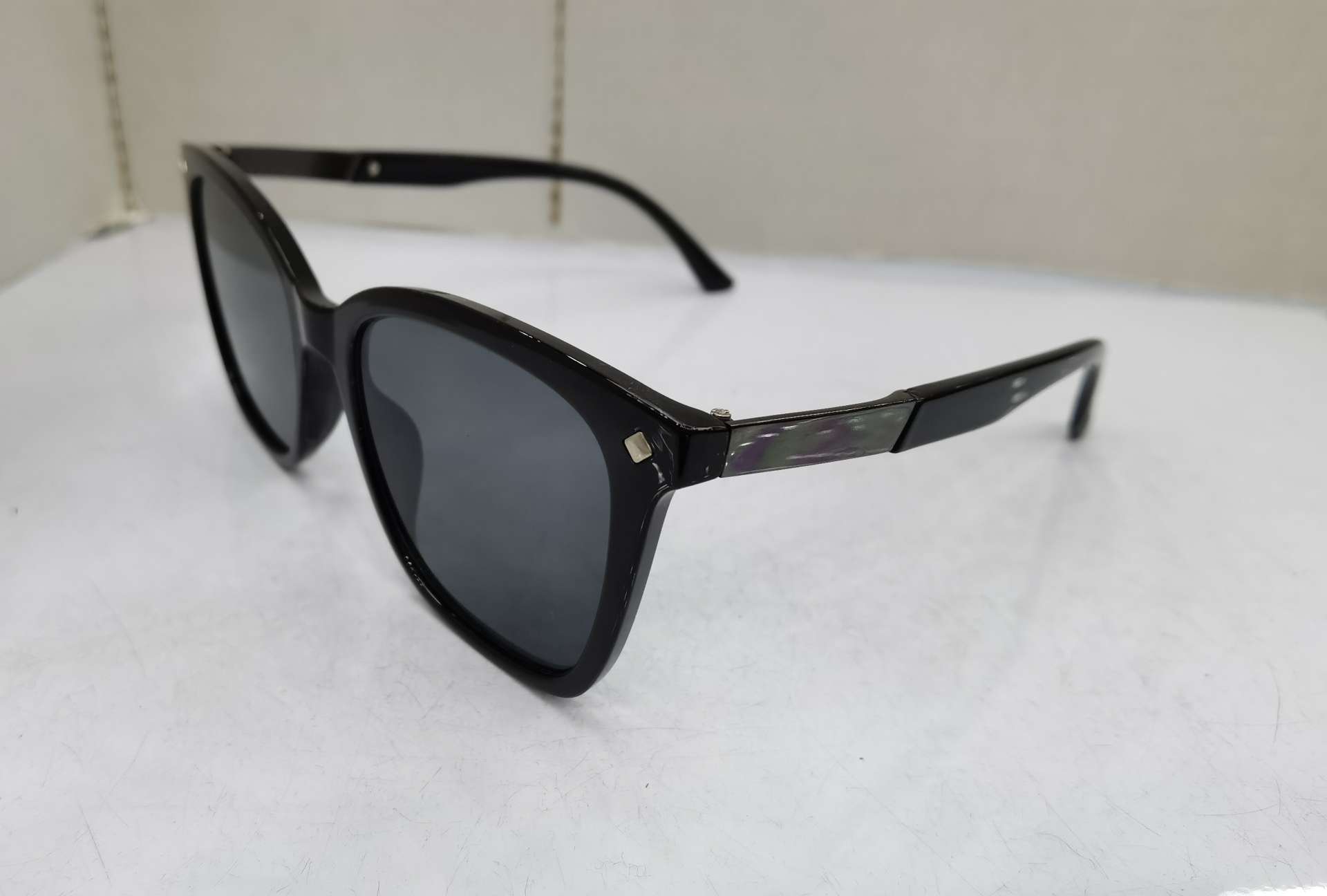For the YS E03 model, you need to place an order to customize the 2020 new hinge foot fashionable men's and women's trendy UV-resistant sunglasses. The price is as follows: bright black double gray, bright real red double gray, sand real powder double gray, sand real blue double gray, with a real film coating plus 1.0 yuan Specification image