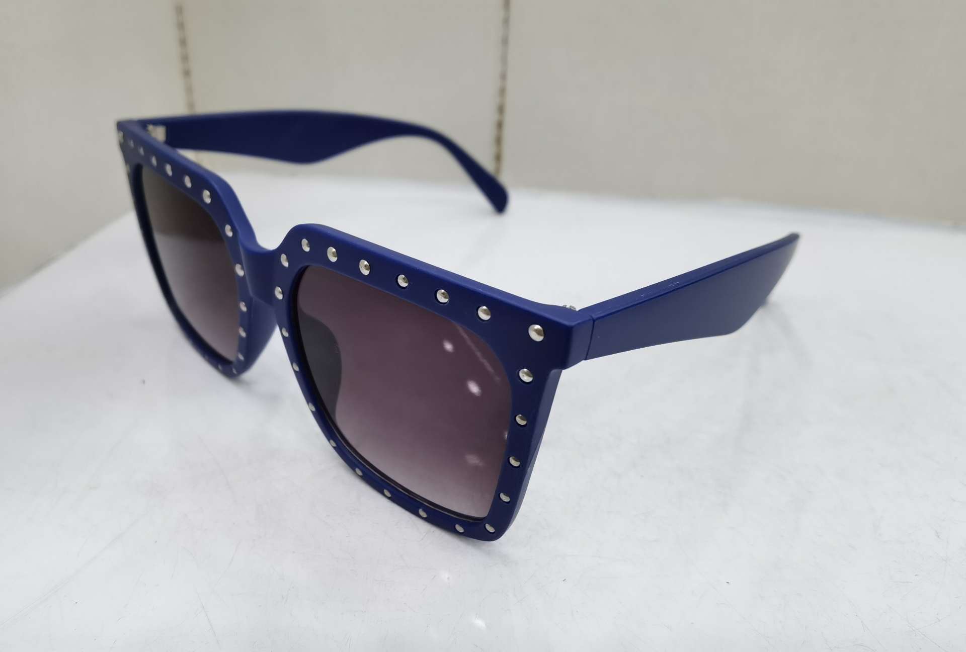 YS E10 models need to be ordered for customization. 2020 new style hinge feet fashionable men's and women's trendy UV-resistant sunglasses, bright black double gray, bright real red double gray, sand real powder double gray, sand real blue double gray, with real film coating +1.0 yuan Application Scenario