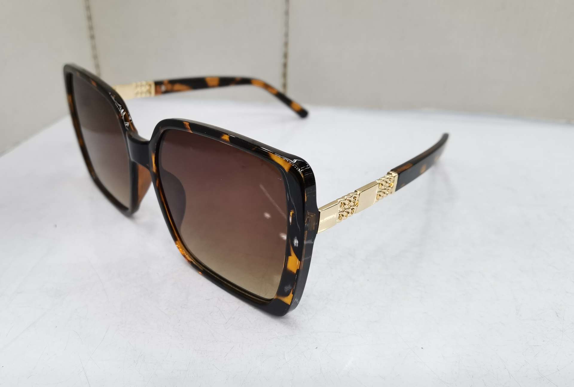For the YS E08 model, you need to place an order to customize the 2020 new hinge foot fashionable men's and women's trendy UV-resistant sunglasses. The price is as follows: bright black double gray, bright real red double gray, sand real powder double gray, sand real blue double gray, with a real film coating and an additional 1.0 yuan Application Scenario
