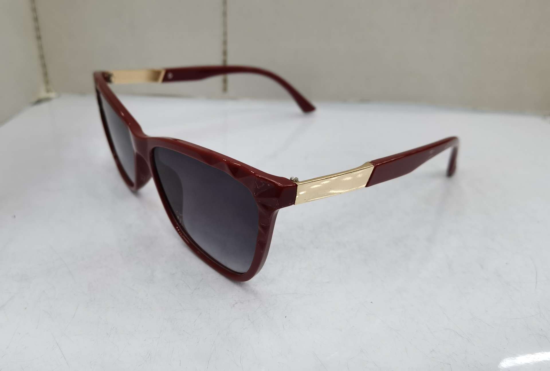 For the YS E04 model, you need to place an order to customize the 2020 new hinge foot fashionable men's and women's trendy UV-resistant sunglasses. The price is as follows: bright black double gray, bright real red double gray, sand real powder double gray, sand real blue double gray, with a real film coating and an additional 1.0 yuan detail image 6