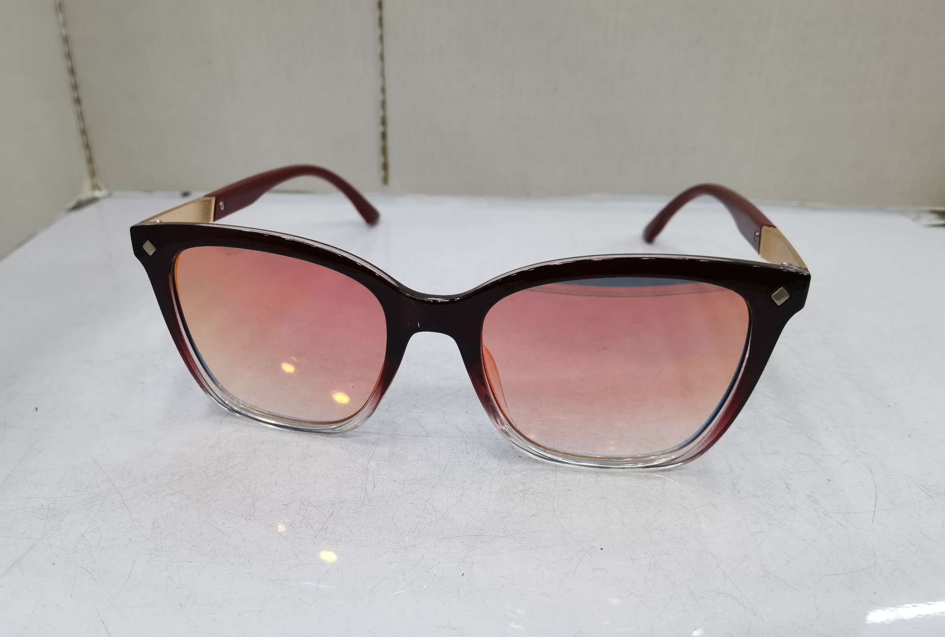 For the YS E03 model, you need to place an order to customize the 2020 new hinge foot fashionable men's and women's trendy UV-resistant sunglasses. The price is as follows: bright black double gray, bright real red double gray, sand real powder double gray, sand real blue double gray, with a real film coating plus 1.0 yuan detail image 3