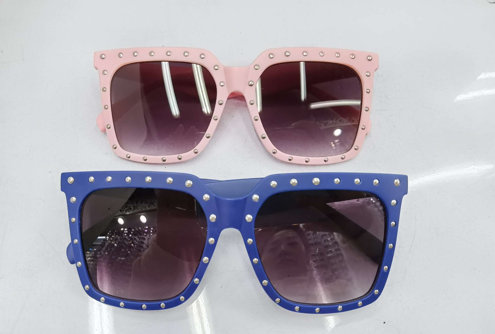 YS E10 models need to be ordered for customization. 2020 new style hinge feet fashionable men's and women's trendy UV-resistant sunglasses, bright black double gray, bright real red double gray, sand real powder double gray, sand real blue double gray, with real film coating +1.0 yuan details Picture