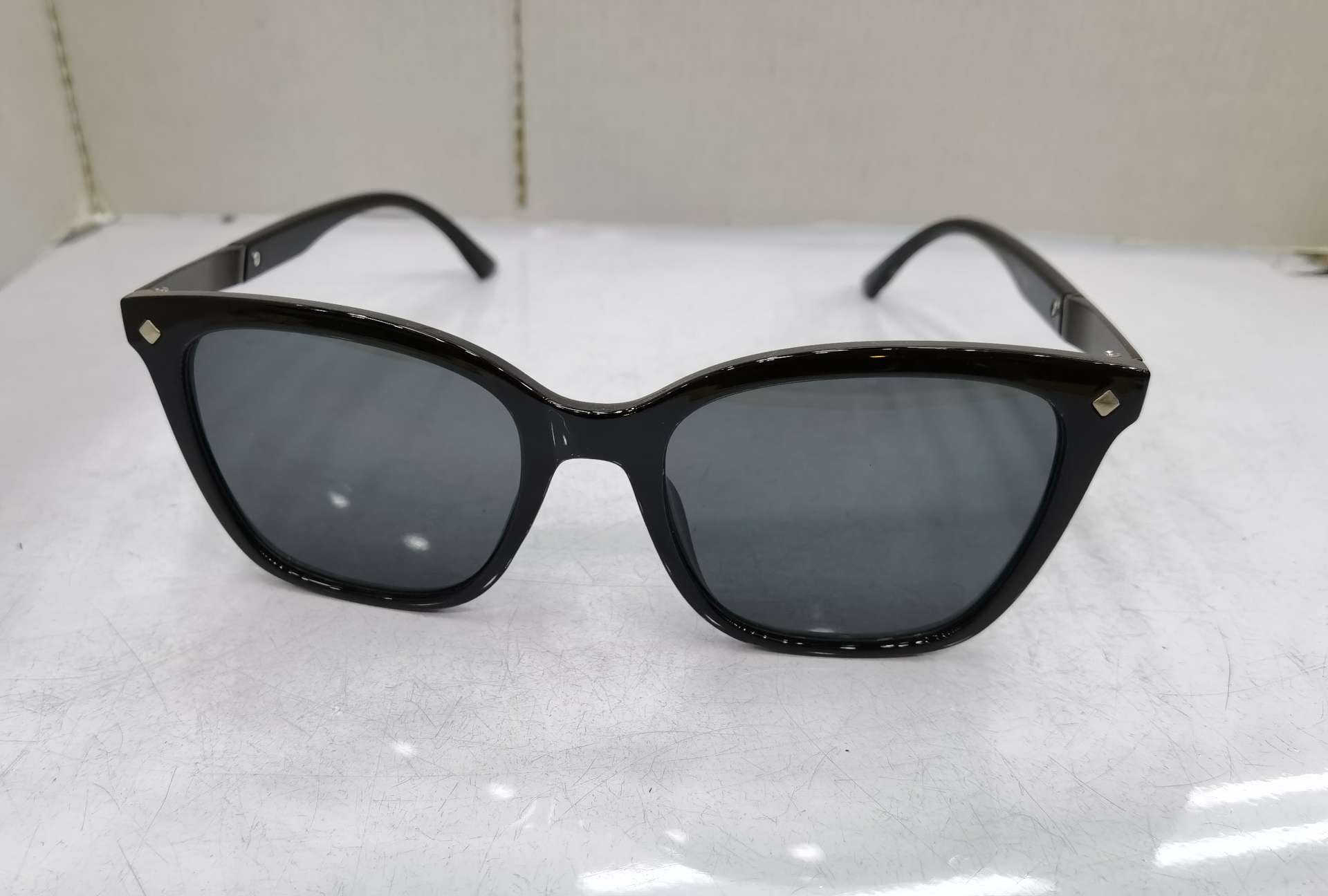 For the YS E03 model, you need to place an order to customize the 2020 new hinge foot fashionable men's and women's trendy UV-resistant sunglasses. The price is as follows: bright black double gray, bright real red double gray, sand real powder double gray, sand real blue double gray, with a real film coating plus 1.0 yuan detail image 6