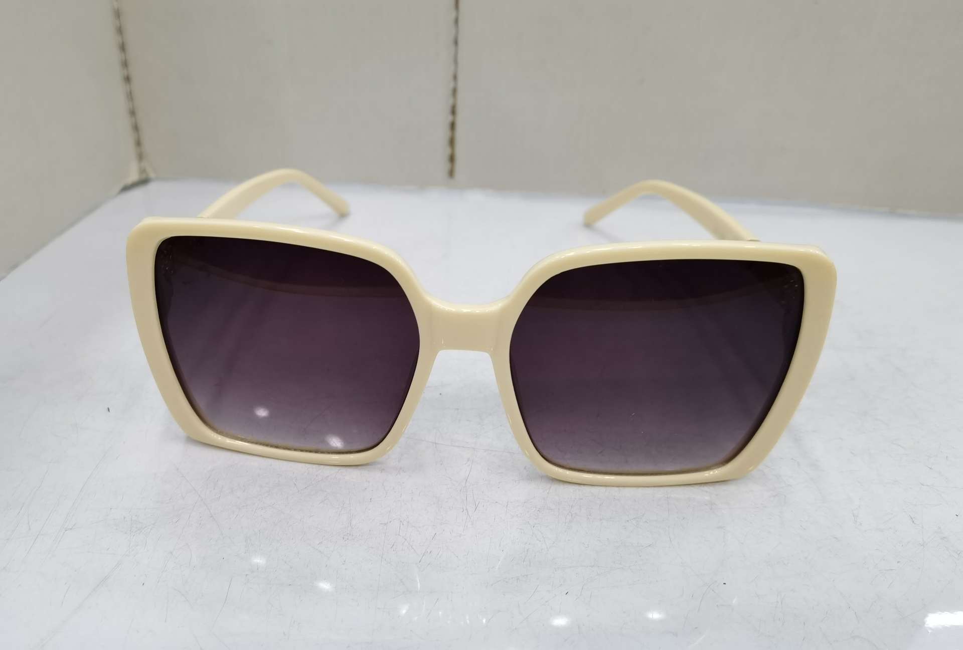 For the YS E08 model, you need to place an order to customize the 2020 new hinge foot fashionable men's and women's trendy UV-resistant sunglasses. The price is as follows: bright black double gray, bright real red double gray, sand real powder double gray, sand real blue double gray, with a real film coating and an additional 1.0 yuan Item Picture