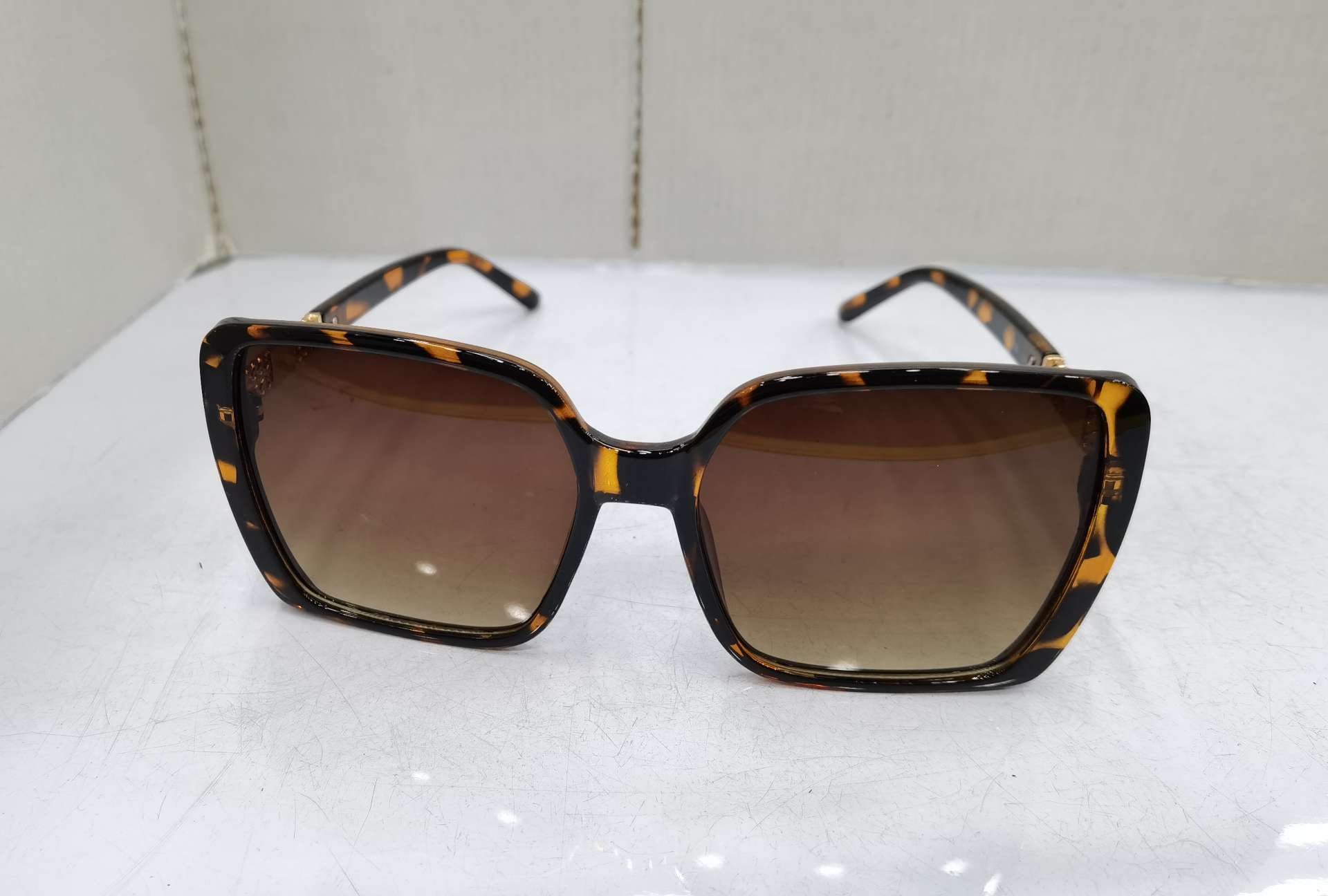 For the YS E08 model, you need to place an order to customize the 2020 new hinge foot fashionable men's and women's trendy UV-resistant sunglasses. The price is as follows: bright black double gray, bright real red double gray, sand real powder double gray, sand real blue double gray, with a real film coating and an additional 1.0 yuan undefined