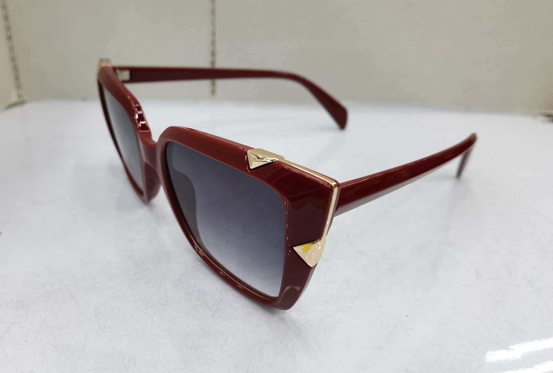 For the YS E12 model, you need to place an order to customize the 2020 new hinge foot fashionable men's and women's trendy UV-resistant sunglasses. The price is as follows: bright black double gray, bright real red double gray, sand real powder double gray, sand real blue double gray, with a real film coating and an additional 1.0 yuan detail image 2