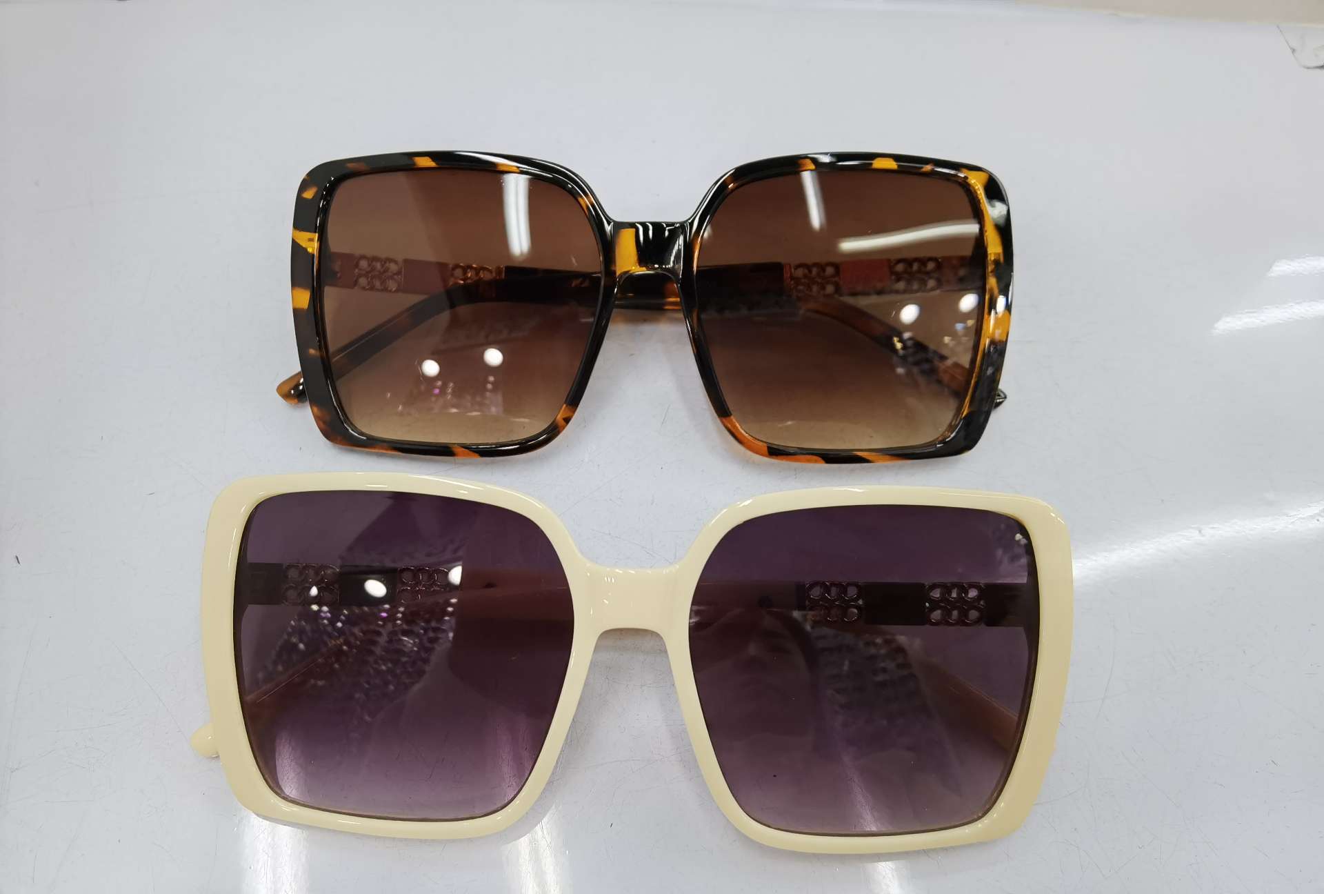For the YS E08 model, you need to place an order to customize the 2020 new hinge foot fashionable men's and women's trendy UV-resistant sunglasses. The price is as follows: bright black double gray, bright real red double gray, sand real powder double gray, sand real blue double gray, with a real film coating and an additional 1.0 yuan details Picture