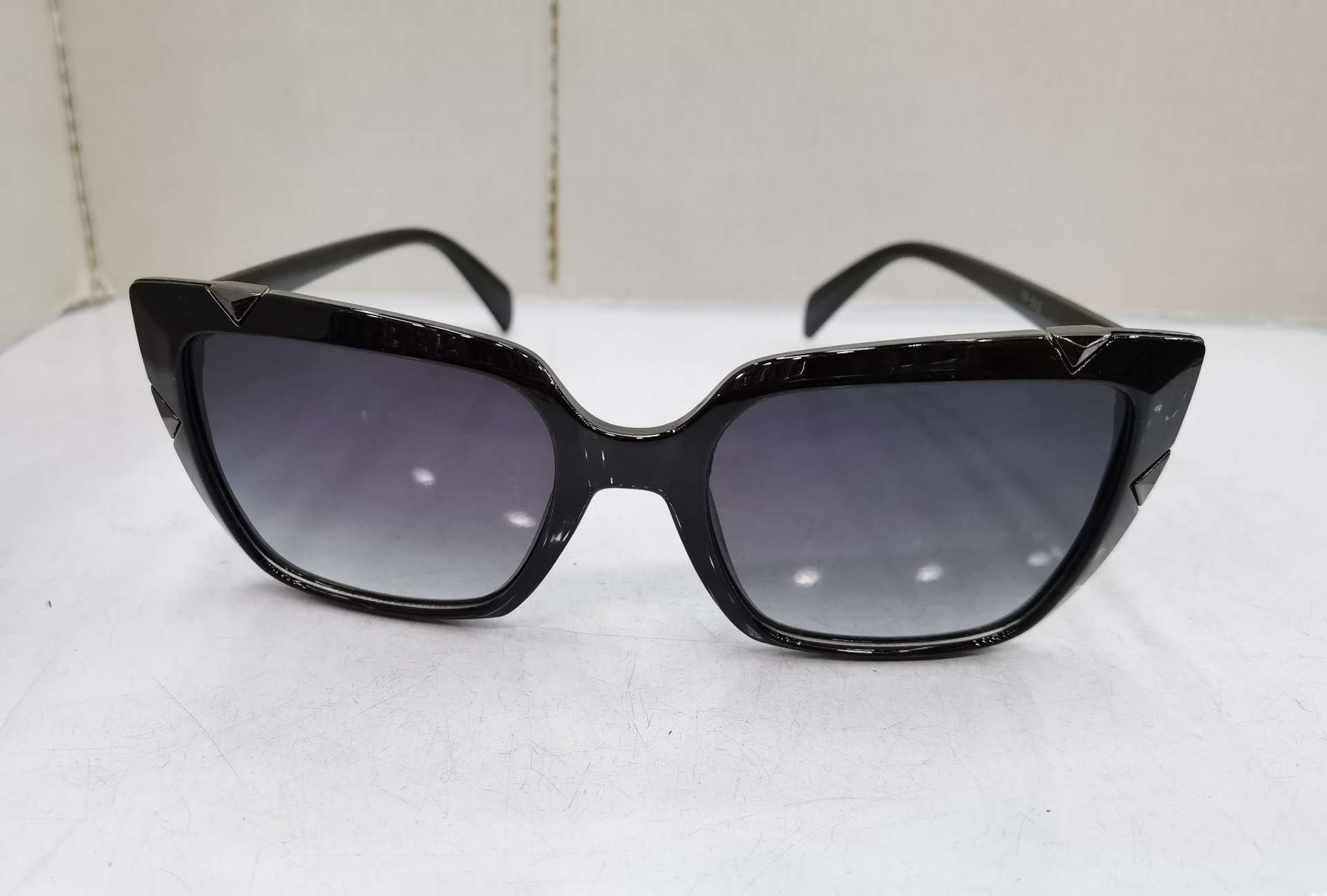 For the YS E12 model, you need to place an order to customize the 2020 new hinge foot fashionable men's and women's trendy UV-resistant sunglasses. The price is as follows: bright black double gray, bright real red double gray, sand real powder double gray, sand real blue double gray, with a real film coating and an additional 1.0 yuan detail image 4