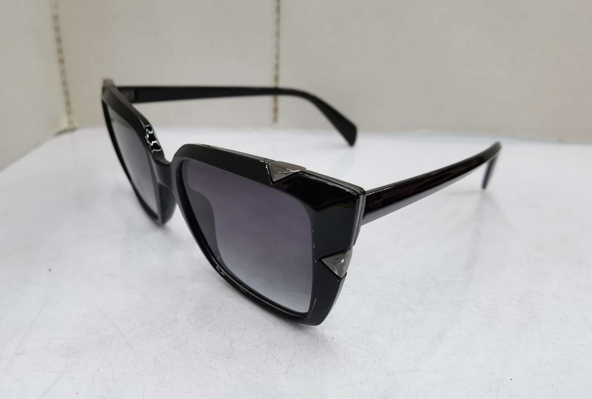 For the YS E12 model, you need to place an order to customize the 2020 new hinge foot fashionable men's and women's trendy UV-resistant sunglasses. The price is as follows: bright black double gray, bright real red double gray, sand real powder double gray, sand real blue double gray, with a real film coating and an additional 1.0 yuan undefined