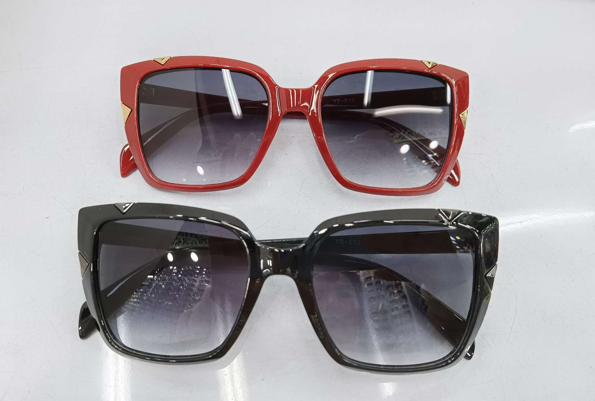 For the YS E12 model, you need to place an order to customize the 2020 new hinge foot fashionable men's and women's trendy UV-resistant sunglasses. The price is as follows: bright black double gray, bright real red double gray, sand real powder double gray, sand real blue double gray, with a real film coating and an additional 1.0 yuan detail image 5