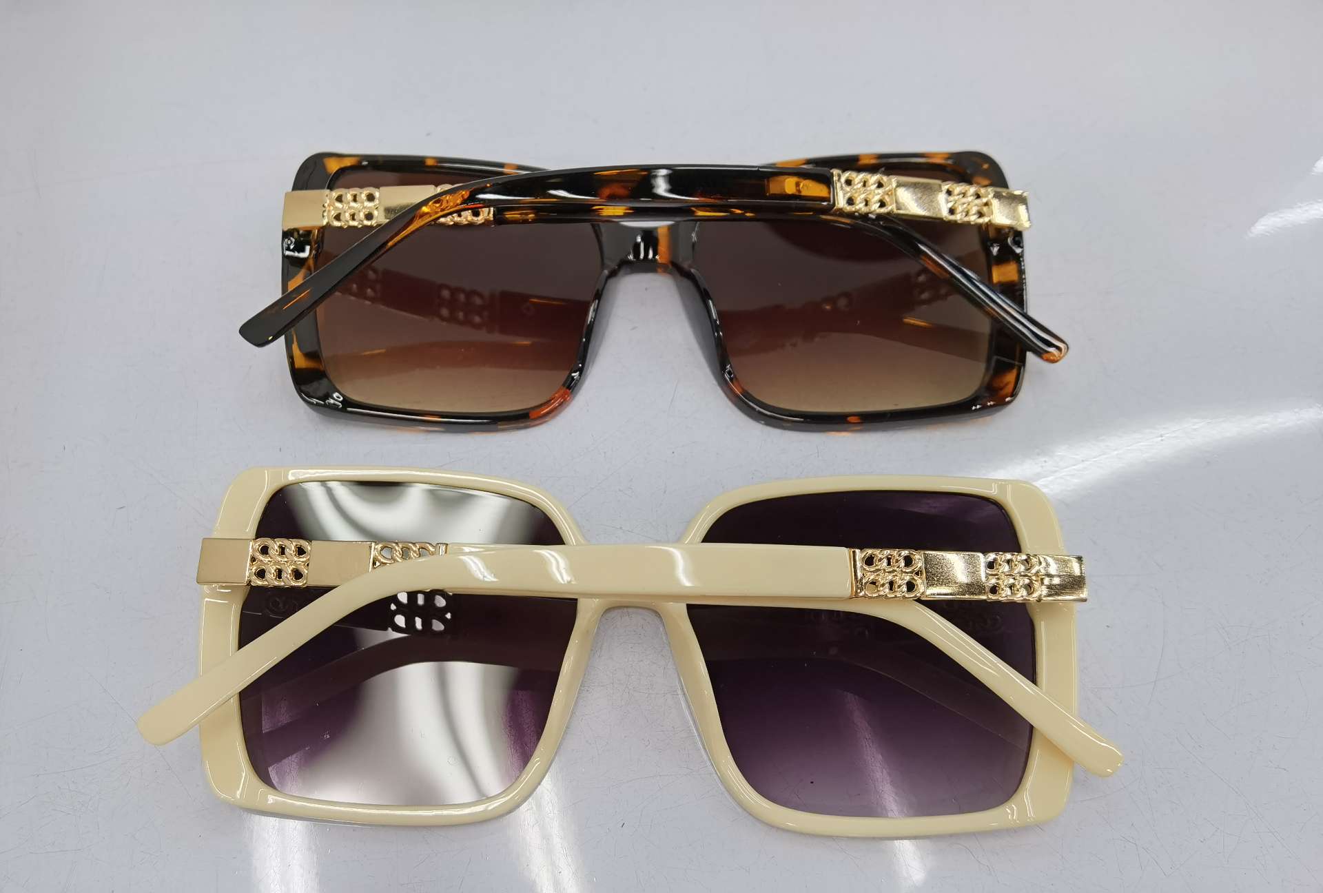 For the YS E08 model, you need to place an order to customize the 2020 new hinge foot fashionable men's and women's trendy UV-resistant sunglasses. The price is as follows: bright black double gray, bright real red double gray, sand real powder double gray, sand real blue double gray, with a real film coating and an additional 1.0 yuan detail image 4