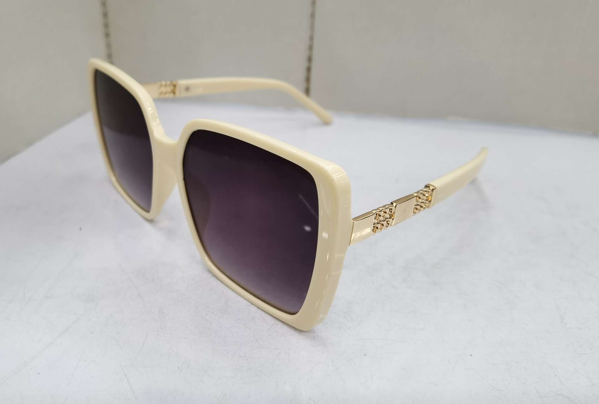 For the YS E08 model, you need to place an order to customize the 2020 new hinge foot fashionable men's and women's trendy UV-resistant sunglasses. The price is as follows: bright black double gray, bright real red double gray, sand real powder double gray, sand real blue double gray, with a real film coating and an additional 1.0 yuan undefined
