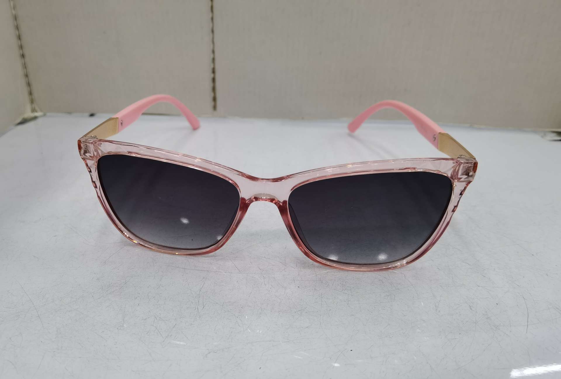 For the YS E04 model, you need to place an order to customize the 2020 new hinge foot fashionable men's and women's trendy UV-resistant sunglasses. The price is as follows: bright black double gray, bright real red double gray, sand real powder double gray, sand real blue double gray, with a real film coating and an additional 1.0 yuan detail image 4