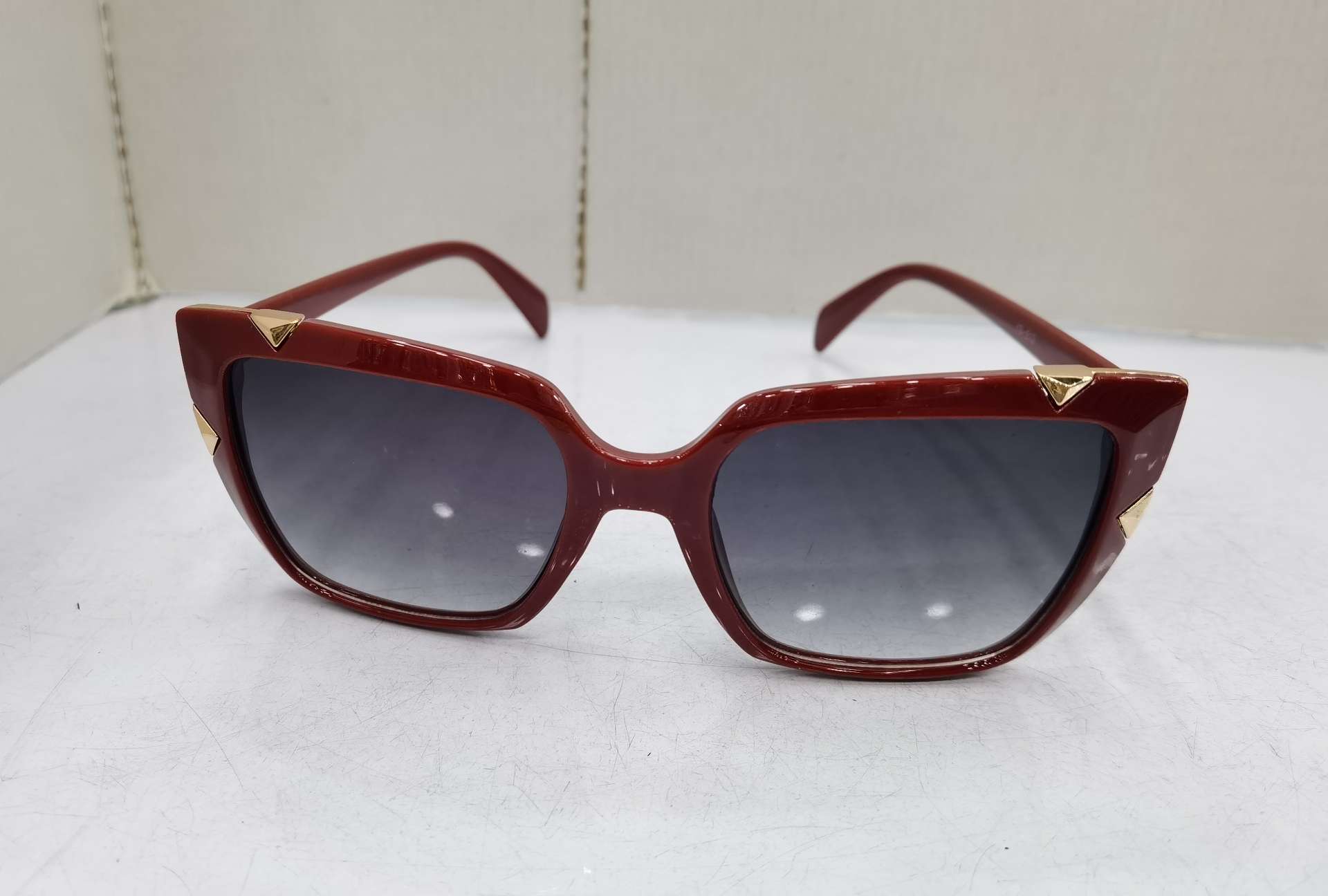 For the YS E12 model, you need to place an order to customize the 2020 new hinge foot fashionable men's and women's trendy UV-resistant sunglasses. The price is as follows: bright black double gray, bright real red double gray, sand real powder double gray, sand real blue double gray, with a real film coating and an additional 1.0 yuan detail image 3