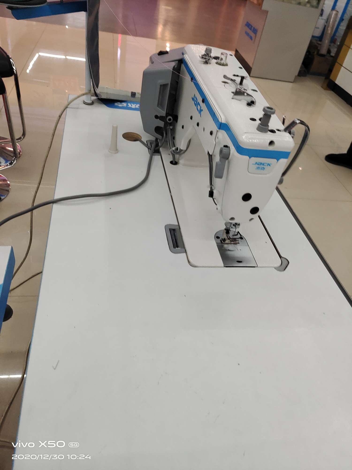 The A4E computerized flat sewing machine is highly efficient, practical, easy to operate and operates with integrity details Picture