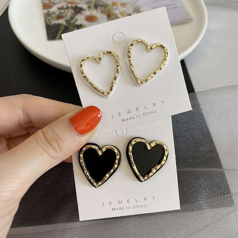 Acrylic fashionable stud earrings