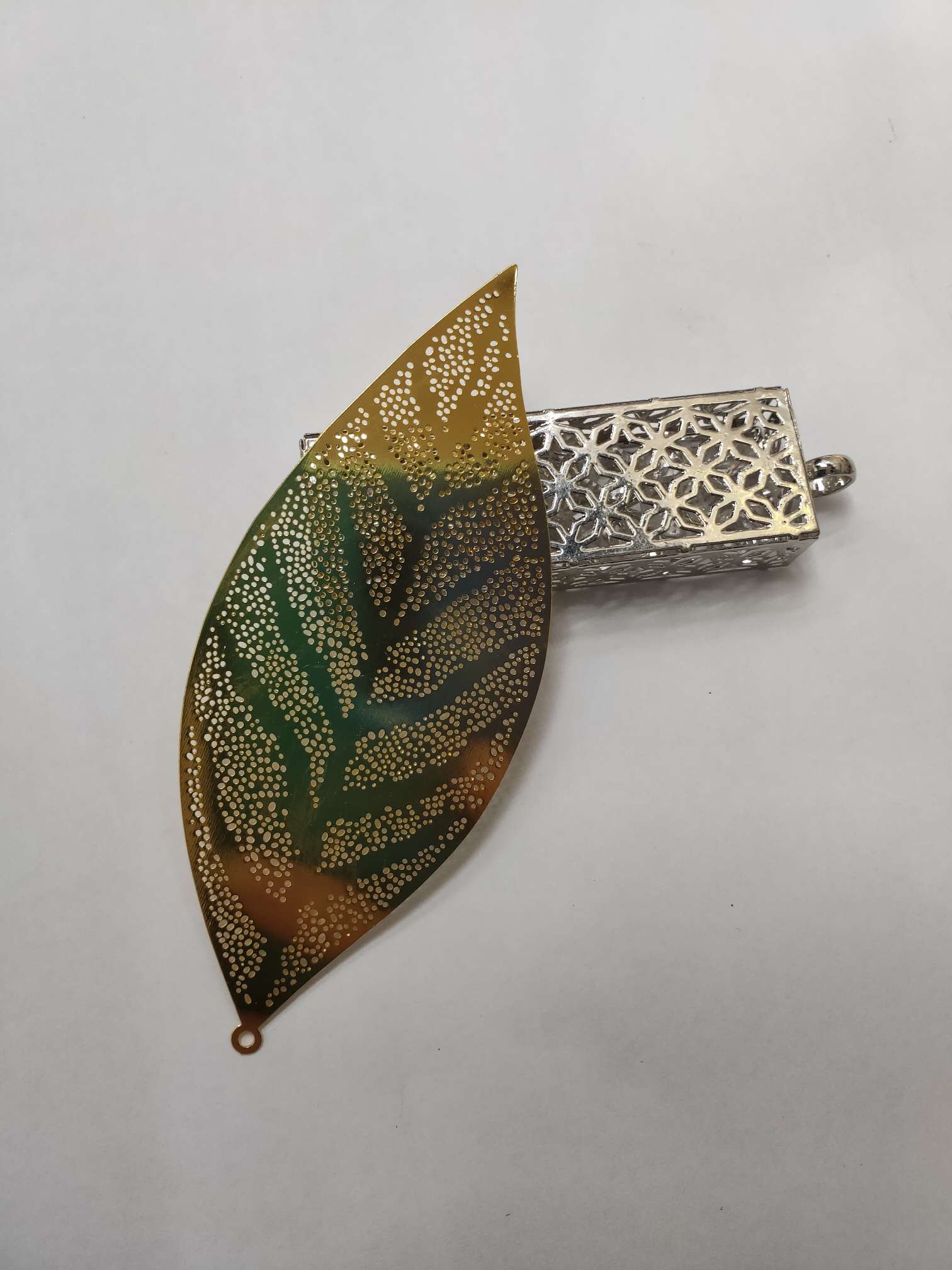 Fashionable and realistic leaf bookmark accessories