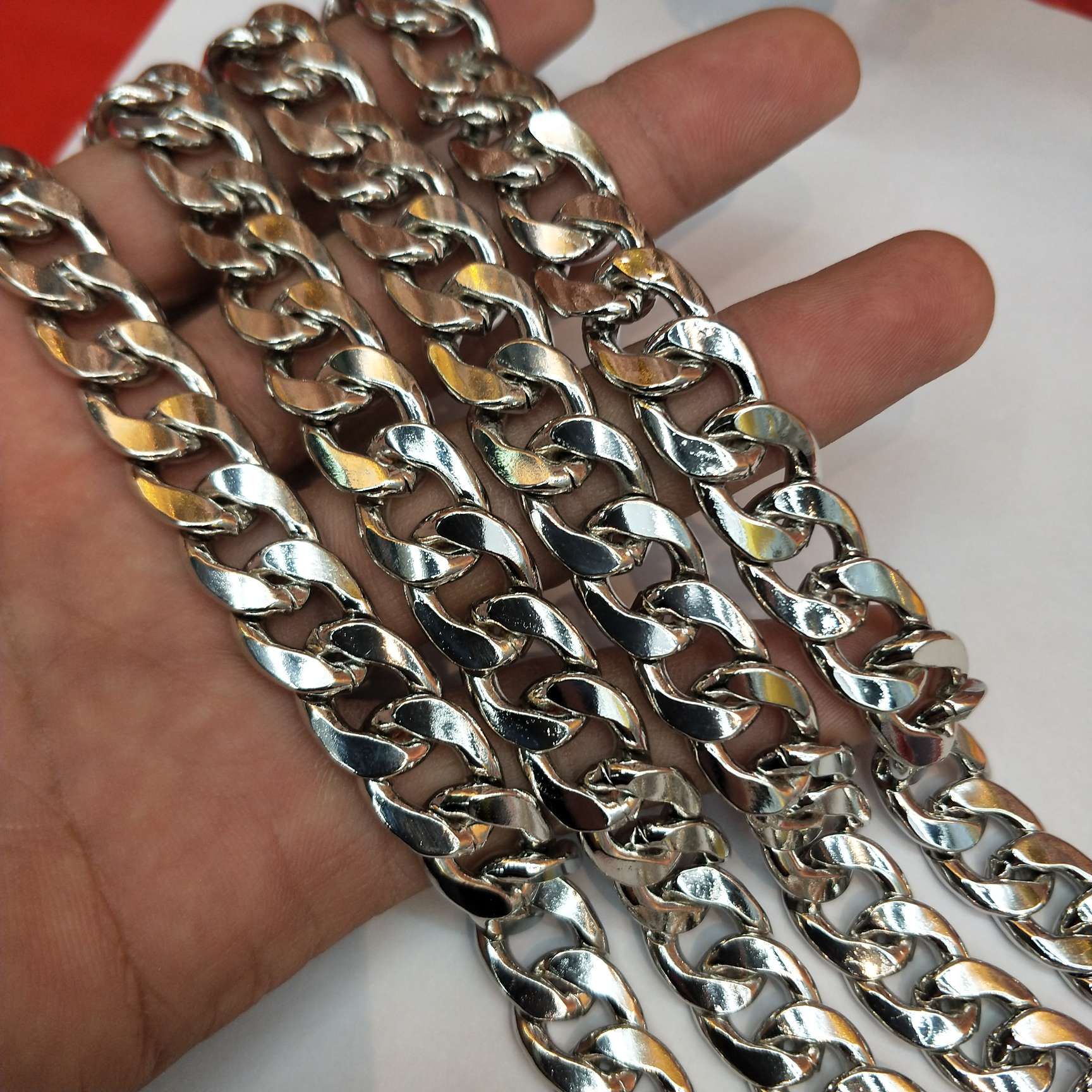 NK iron chain flat surface 10mm wide electroplated white K necklace for men Application Scenario