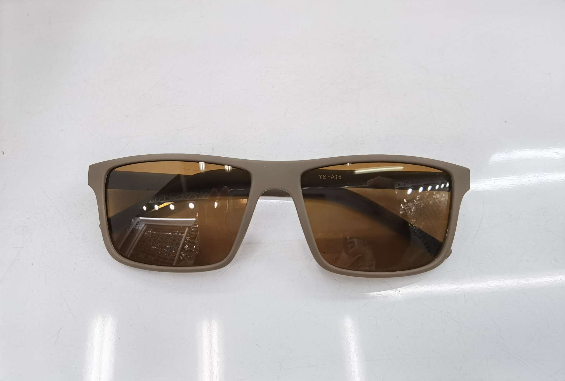 For the YS A15 model, you need to place an order for custom-made fashionable men's sunglasses with spring feet and UV protection. The sunglasses feature bright sand black and gray single and gray lenses, bright sand solid tea single and tea lenses, and bright sand solid blue single and gray lenses. They are available as dual-color lenses for an additional 0.1 yuan