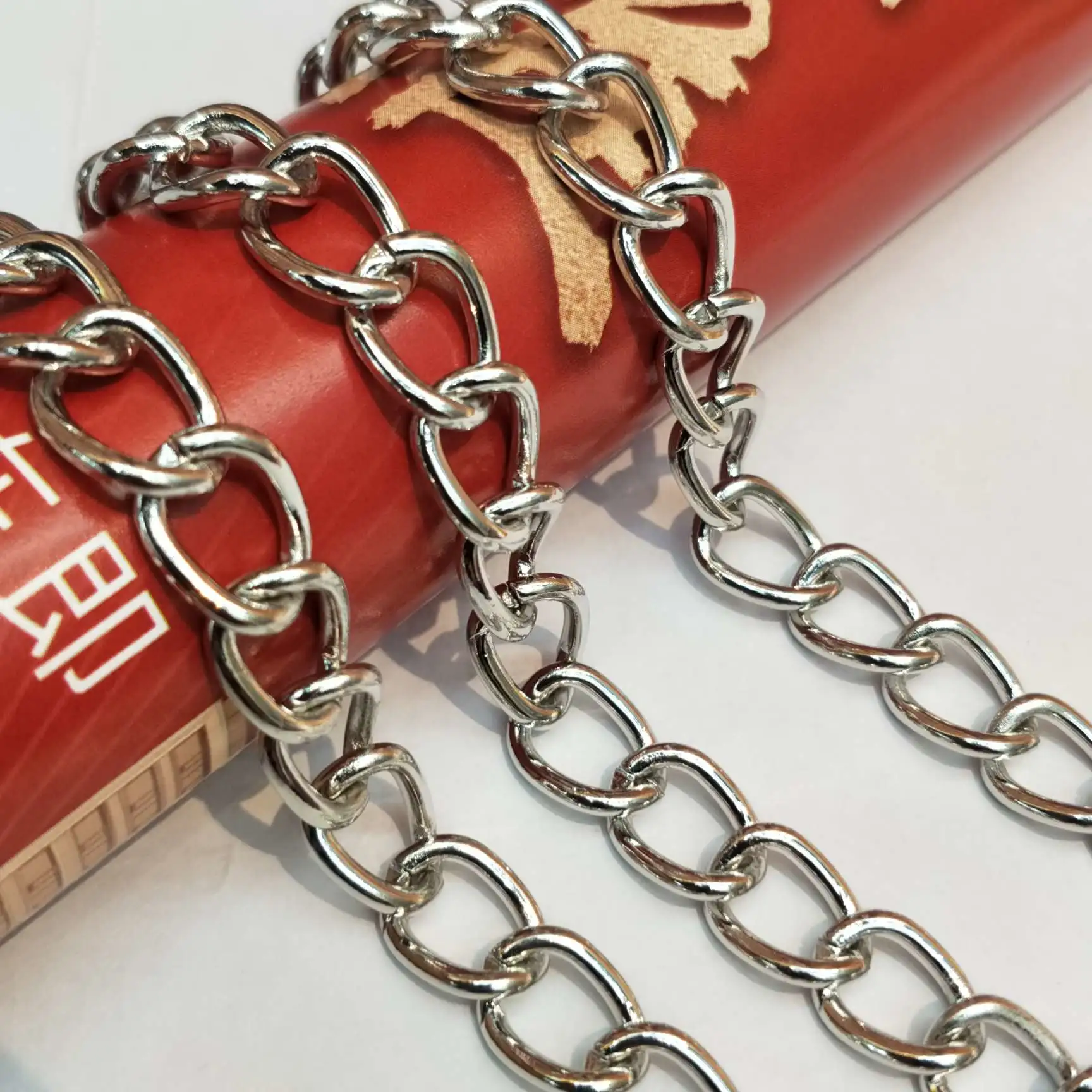 Wholesale of 50-centimeter-long O-shaped electroplated white K necklaces for men detail image 3