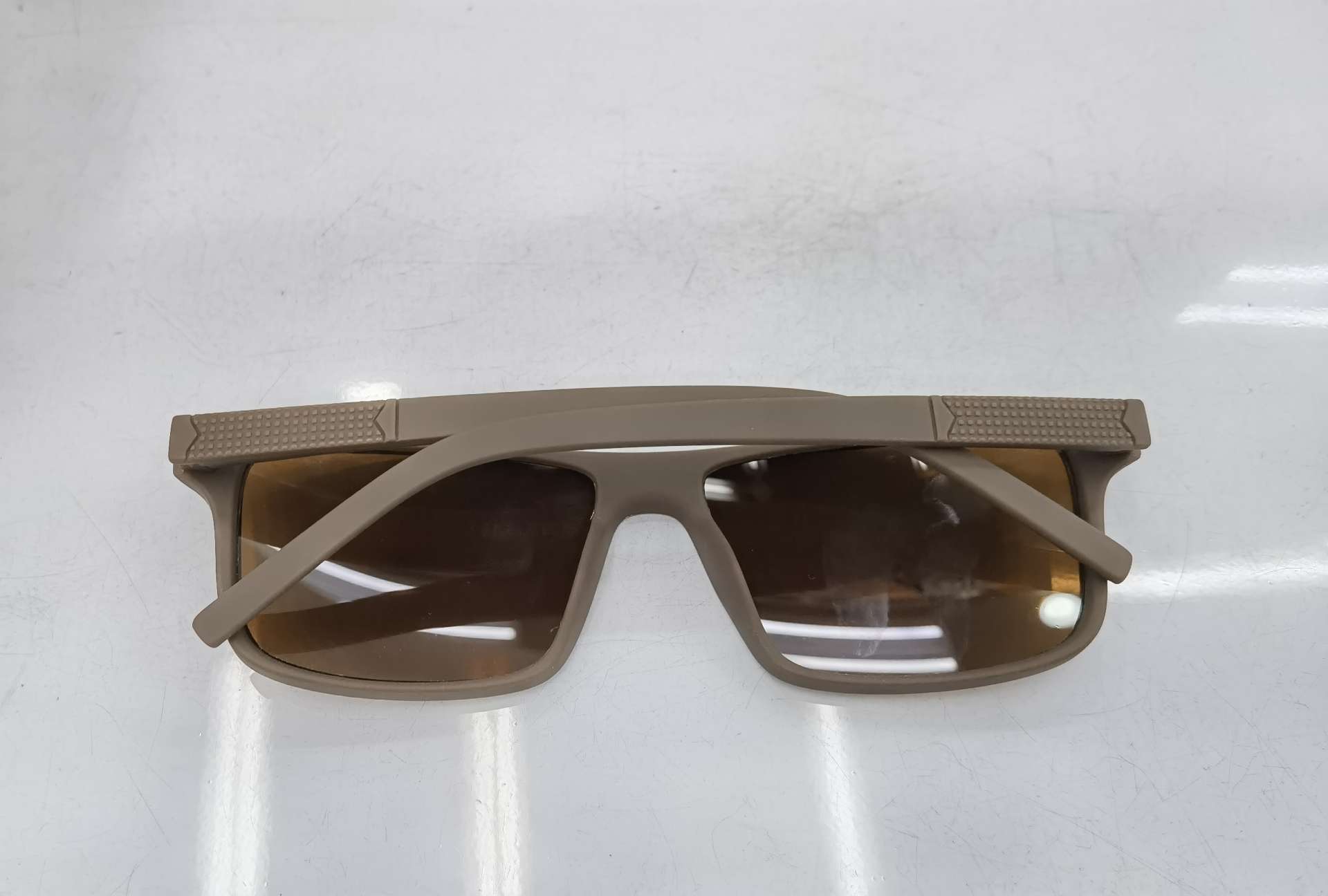 For the YS A15 model, you need to place an order for custom-made fashionable men's sunglasses with spring feet and UV protection. The sunglasses feature bright sand black and gray single and gray lenses, bright sand solid tea single and tea lenses, and bright sand solid blue single and gray lenses. They are available as dual-color lenses for an additional 0.1 yuan detail image 4