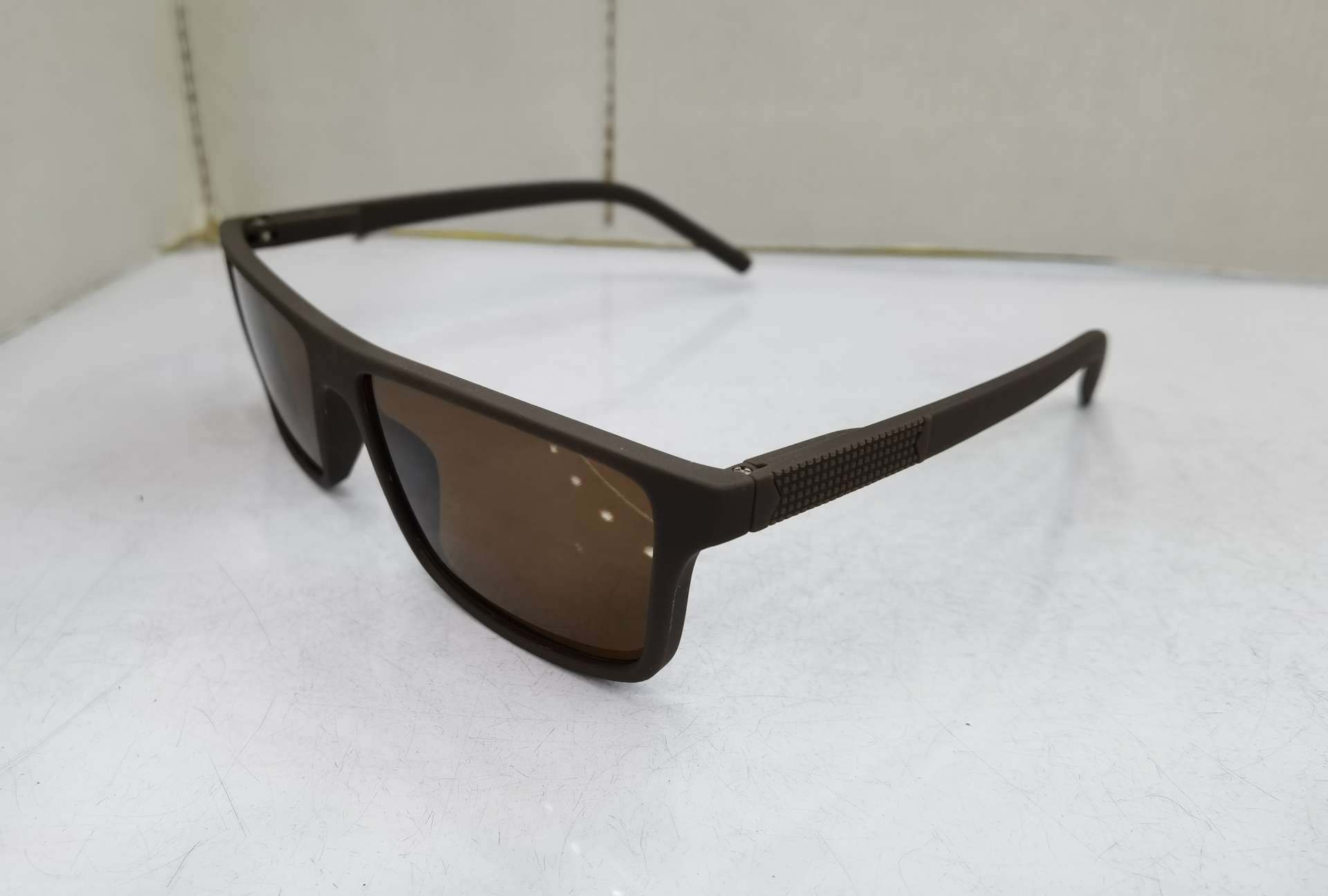 For the YS A15 model, you need to place an order for custom-made fashionable men's sunglasses with spring feet and UV protection. The sunglasses feature bright sand black and gray single and gray lenses, bright sand solid tea single and tea lenses, and bright sand solid blue single and gray lenses. They are available as dual-color lenses for an additional 0.1 yuan Item Picture