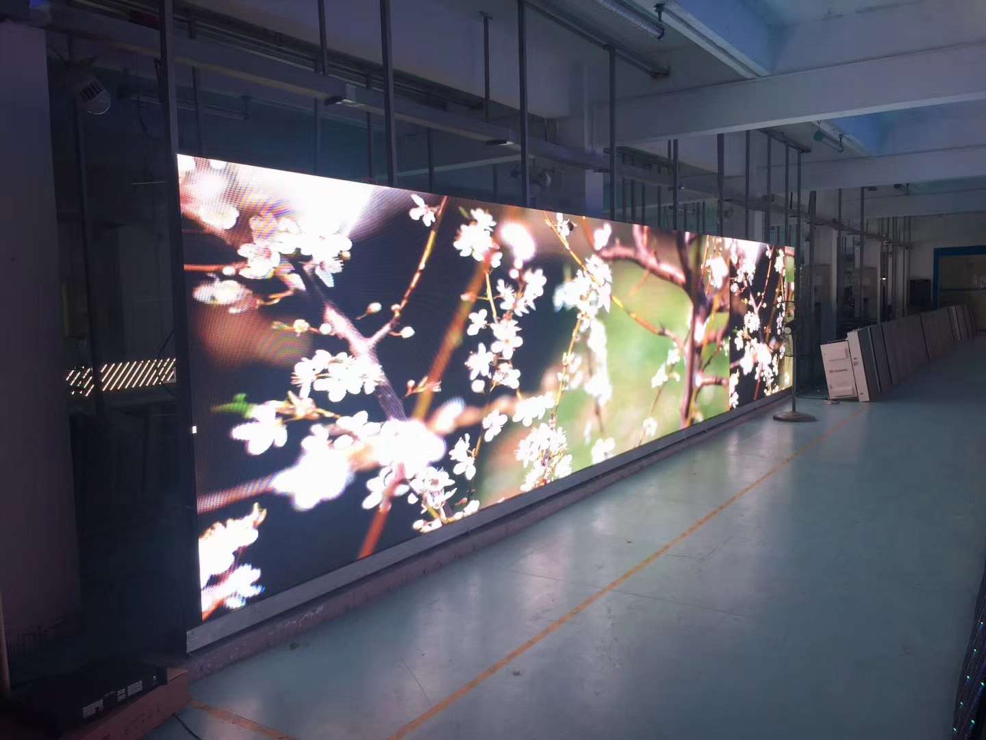 LED透明屏，引曝市场，绚丽多彩您的世界产品图