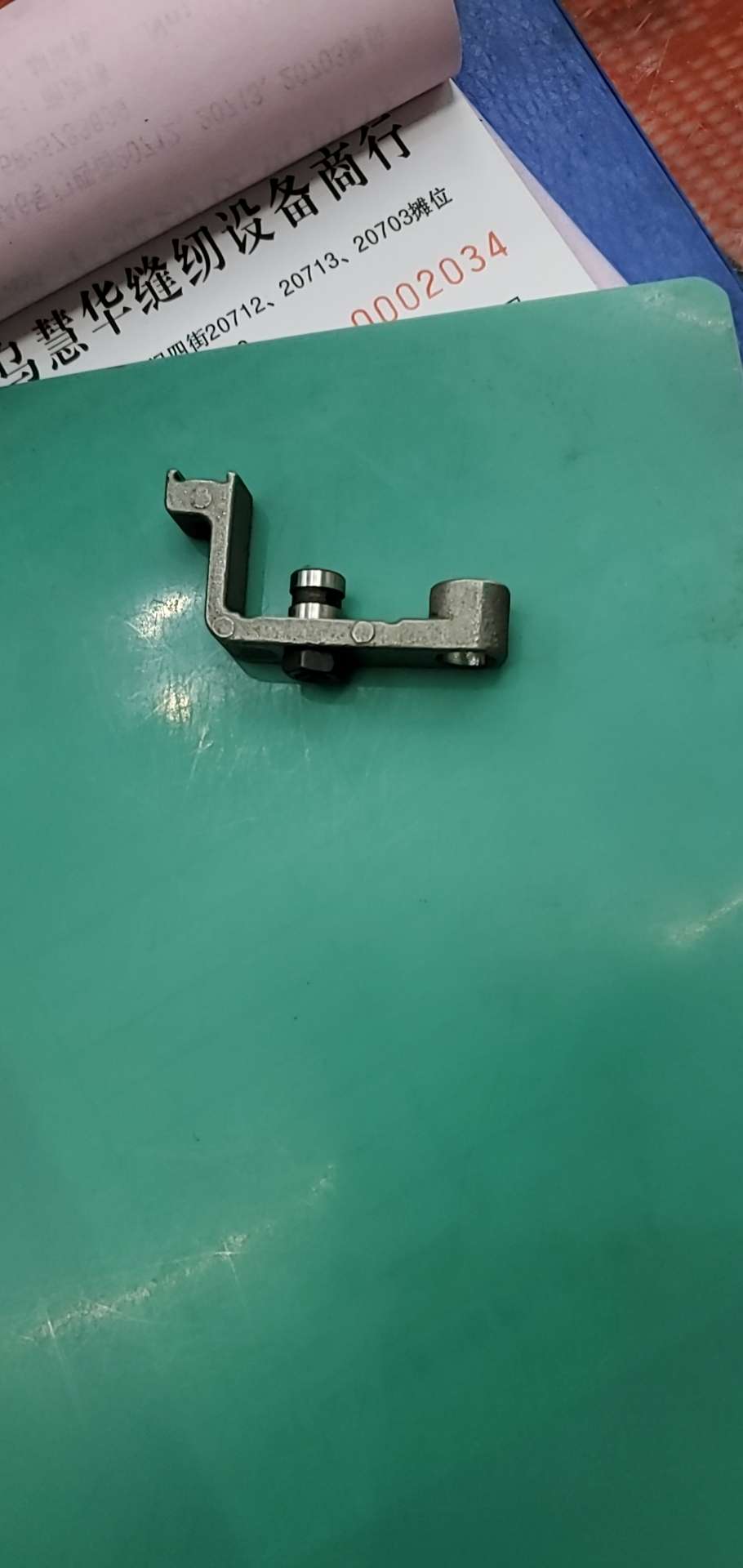 Mechanical parts for sewing equipment with hook brackets are in stock and dispatched immediately with quality guaranteed