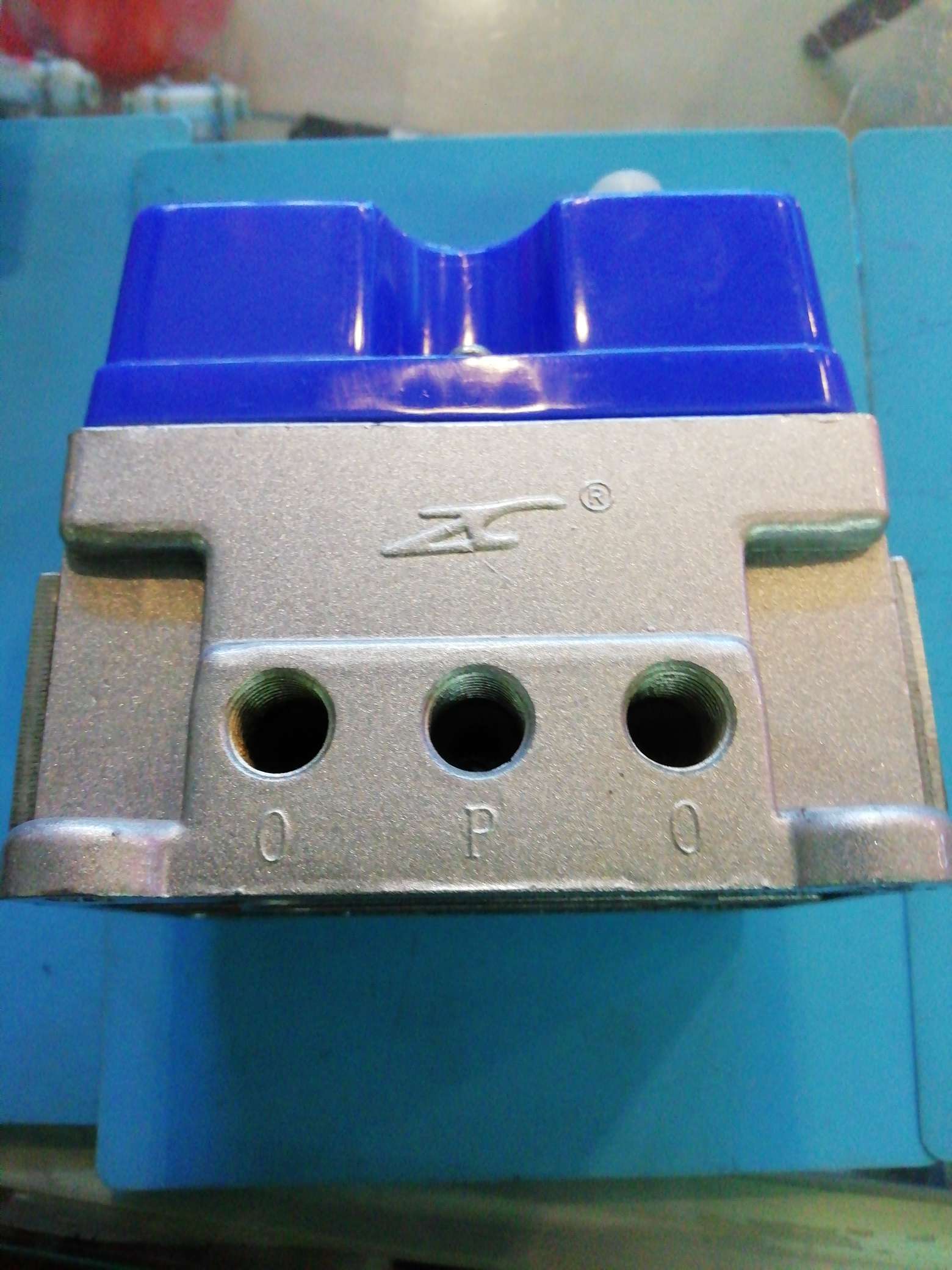 The old-fashioned two-position five-way solenoid valve DQK1422 details Picture