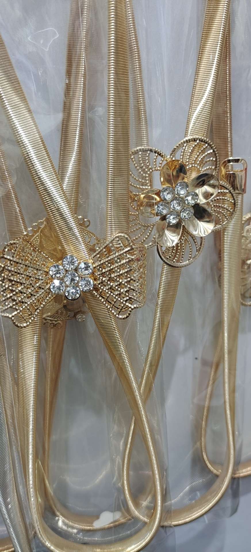 The s8 trendy golden metal rhinestone pearl leaf buckle spring elastic band, paired with the thin waist chain belt of the pants, is very trendy for women