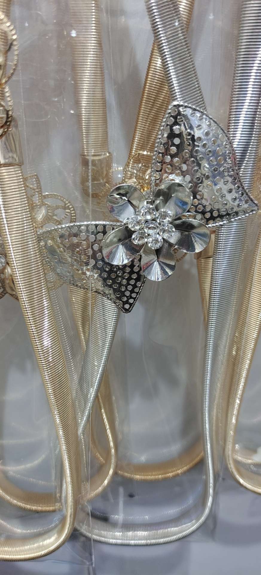 The s7 internet-famous golden metal rhinestone pearl leaf buckle spring elastic band, paired with the thin waist chain belt of the pants, is trendy for women
